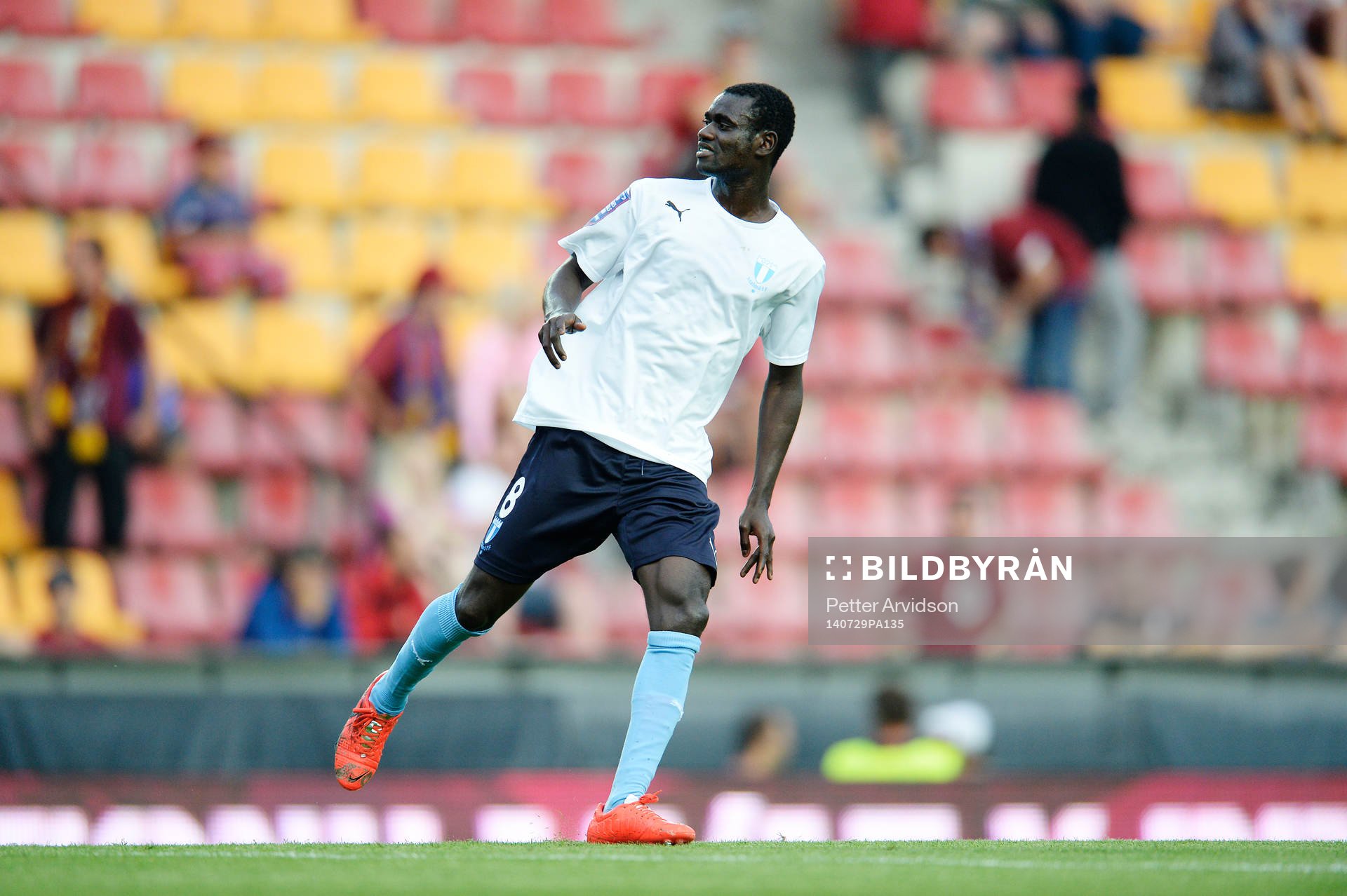Malmö FFs Enock Kofi Adu värmer upp