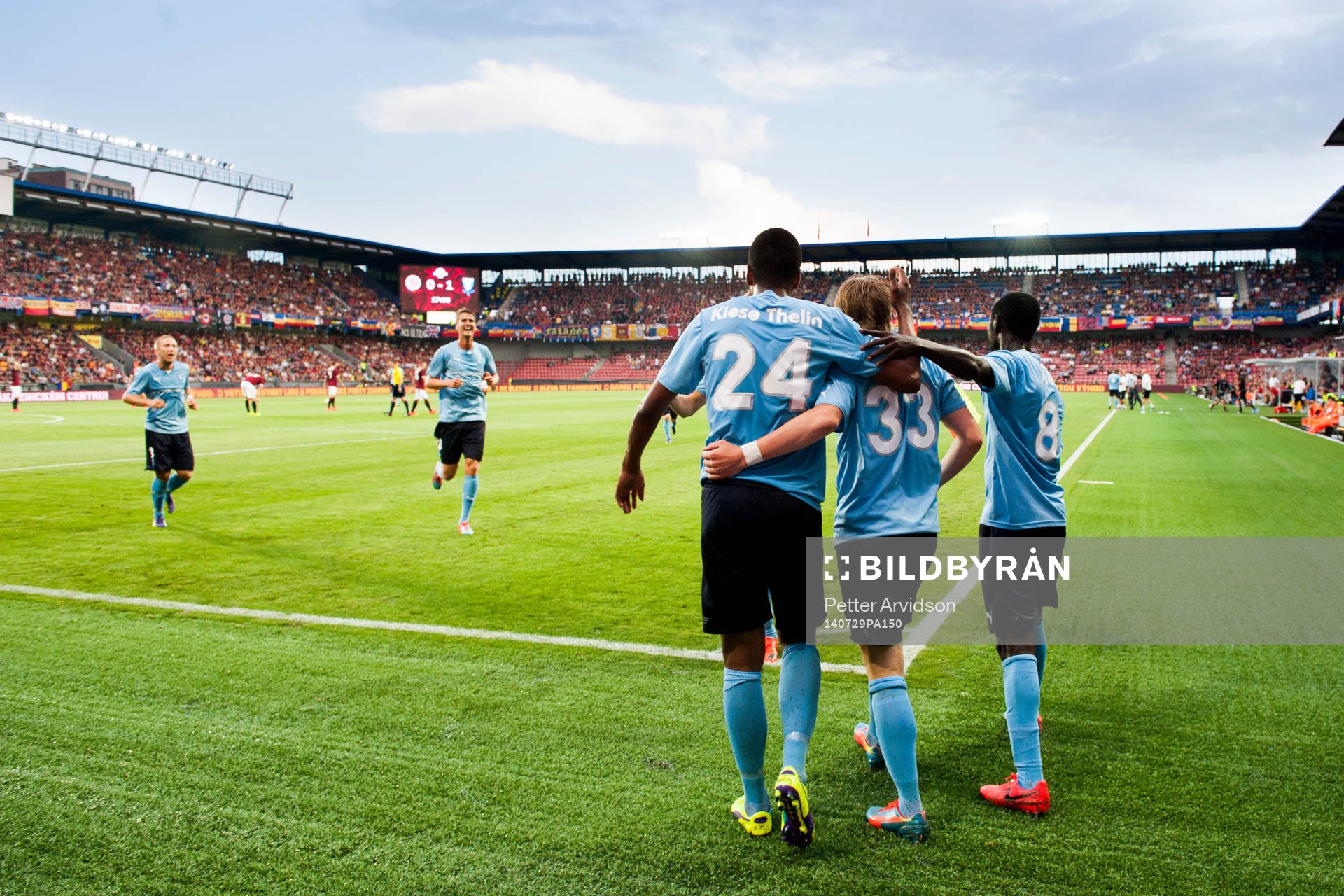 Malmö FFs Isaac Kiese Thelin, (tv) Emil Forsberg (m) och