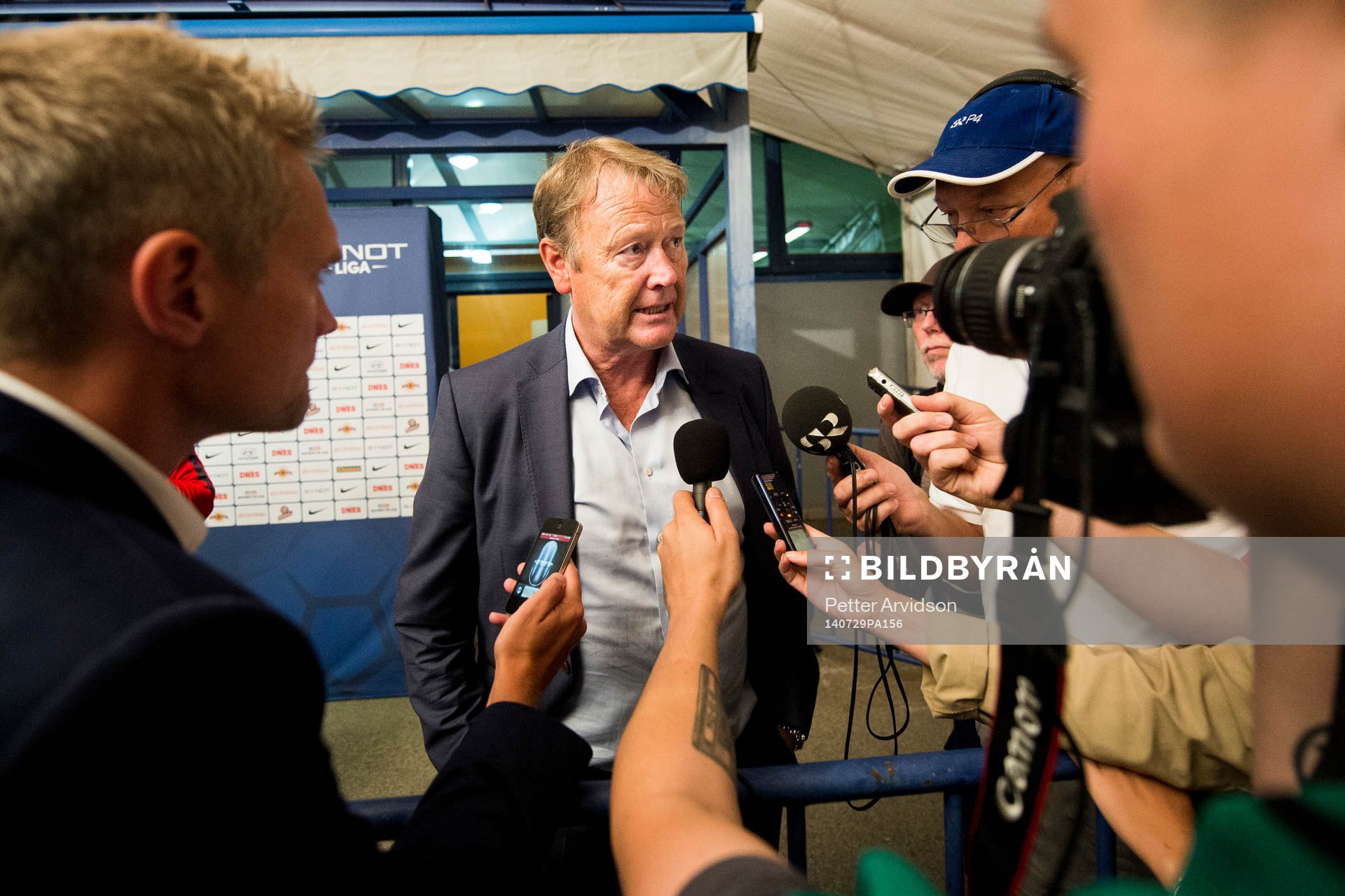 Malmö FFs tränare Åge Hareide pratar med media