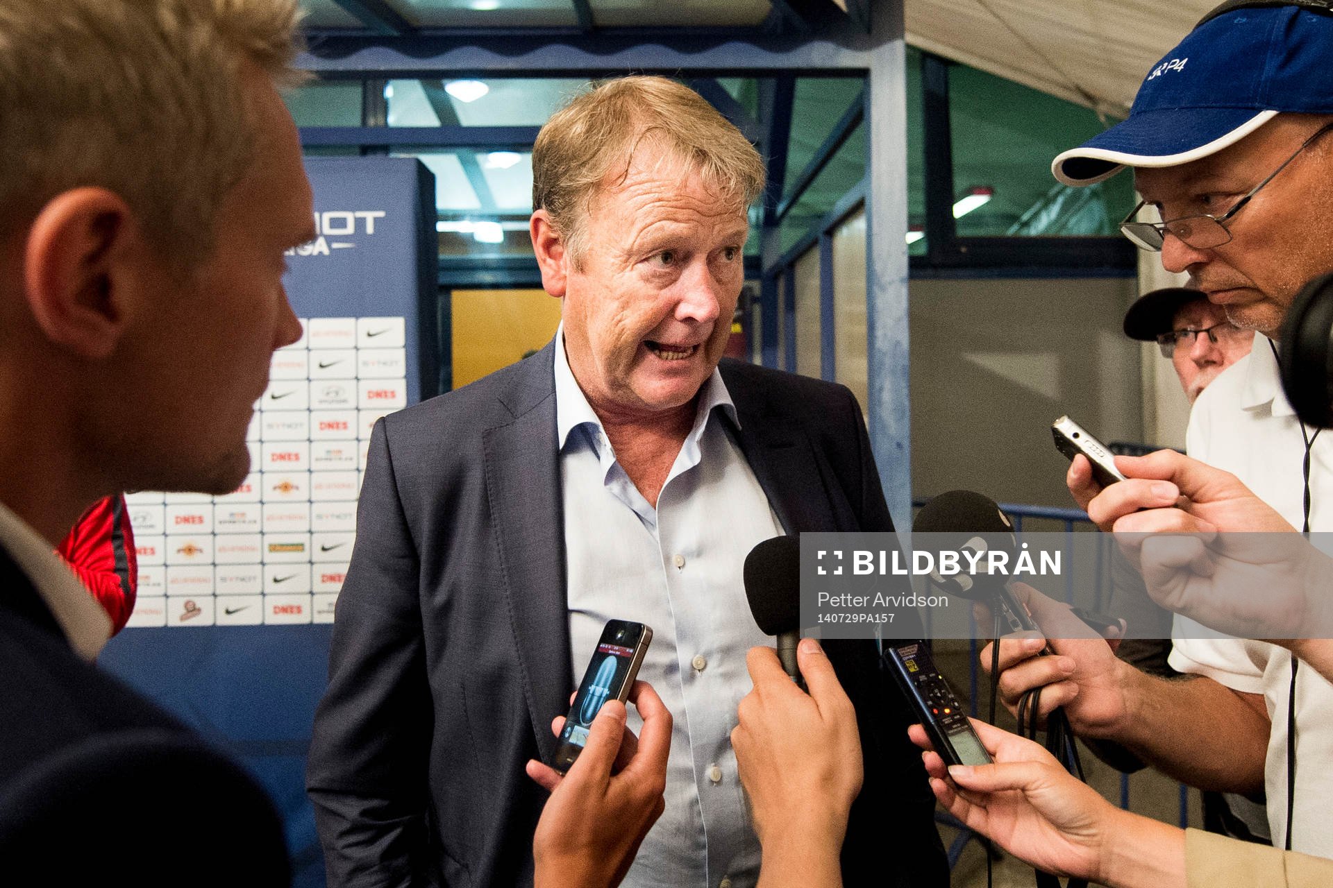 Malmö FFs tränare Åge Hareide pratar med media
