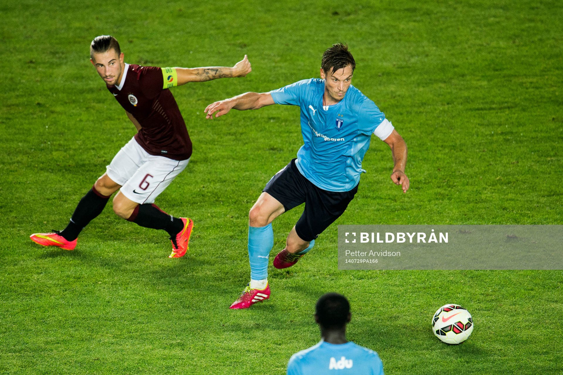 Malmö FFs Markus Rosenberg vänder bort Sparta Prags Lukáš Vácha under fotbollsmatchen i kvalet till Champions League mellan Sparta Prag och Malmö FF den 29 juli 2014 i Prag.