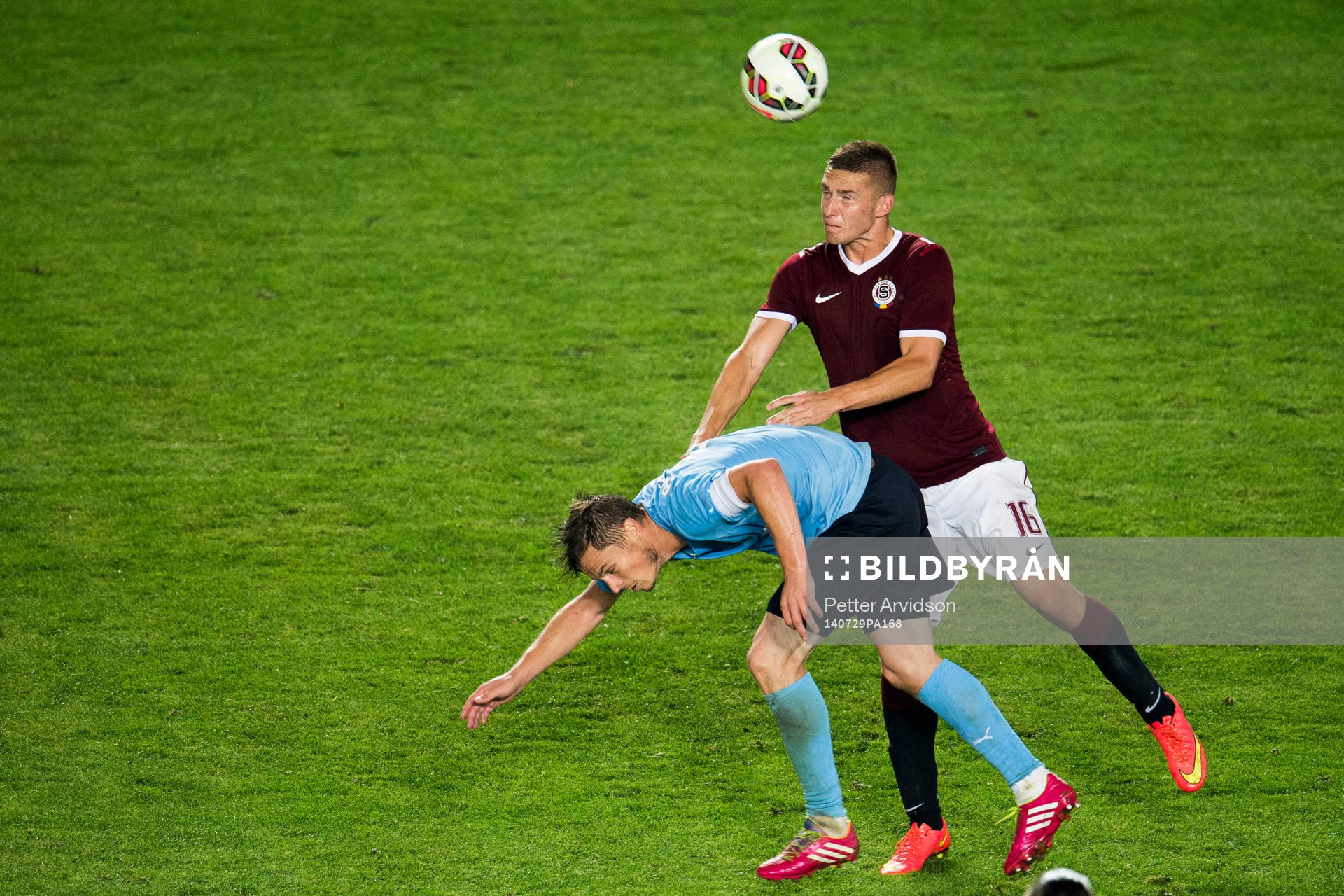 Sparta Prags Pavel Kadeřábek nickar undan bollen från