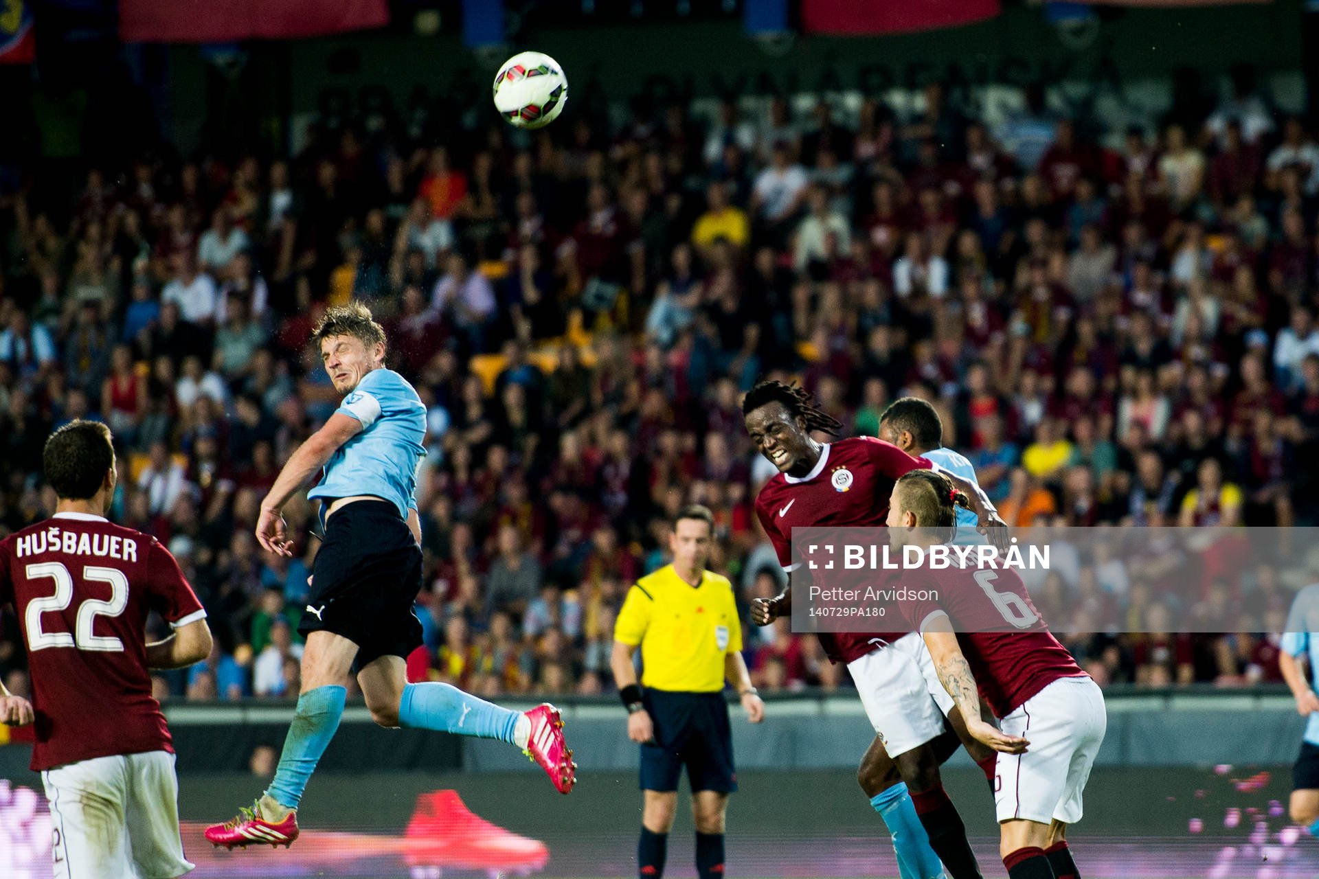 Malmö FFs Markus Rosenberg med en nick mot mål