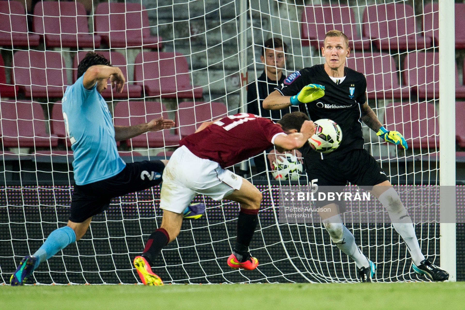 Sparta Prags David Lafata nickar mot Malmö FFs målvakt