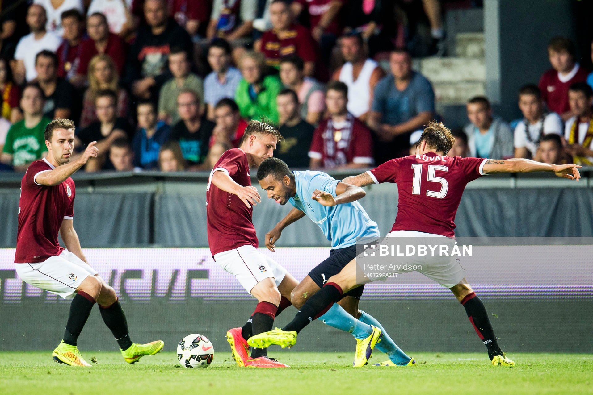 Malmö FFs Isaac Kiese Thelin tar sig förbi tre Sparta