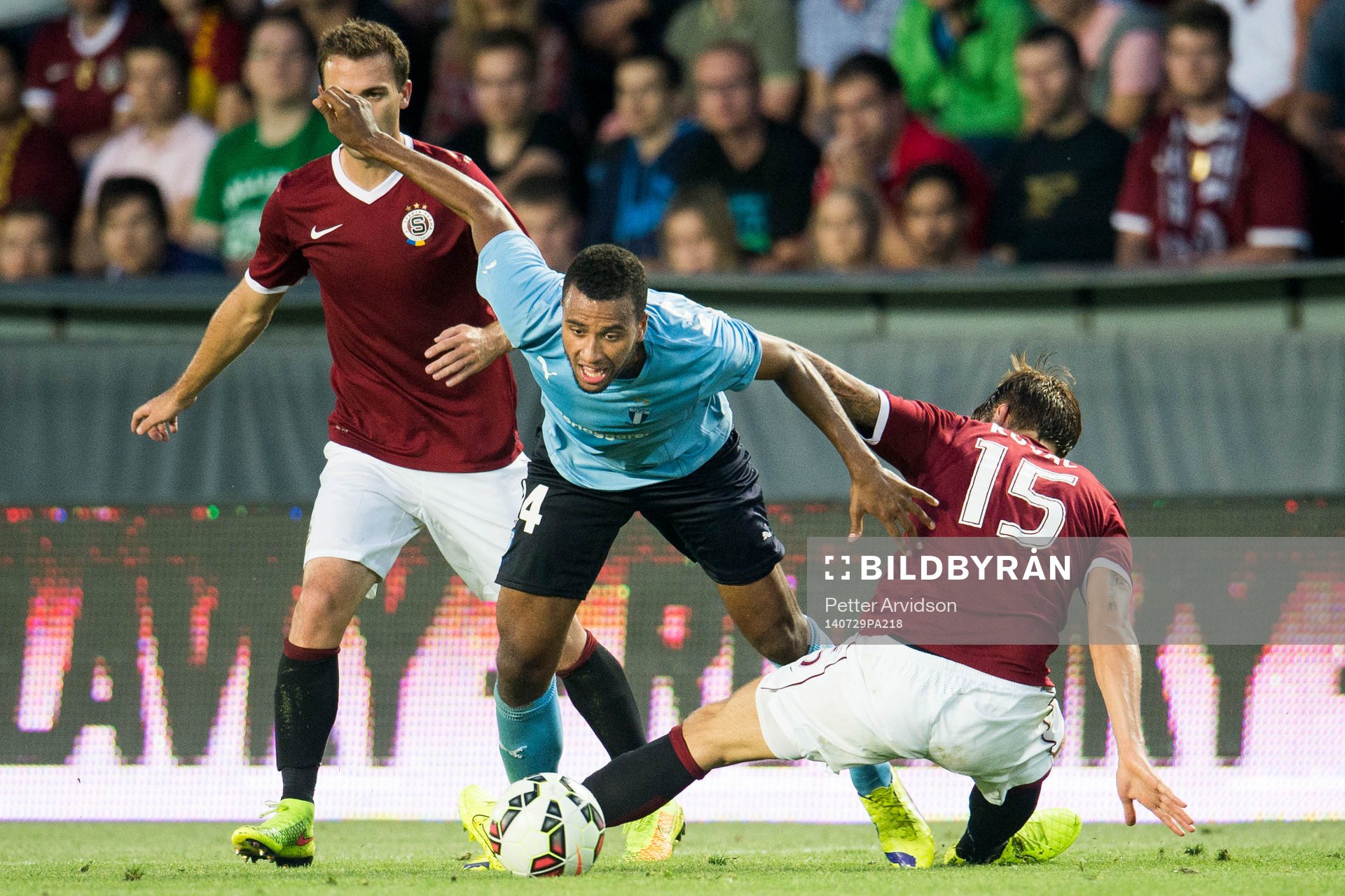 Malmö FFs Isaac Kiese Thelin fälls av Sparta Prags