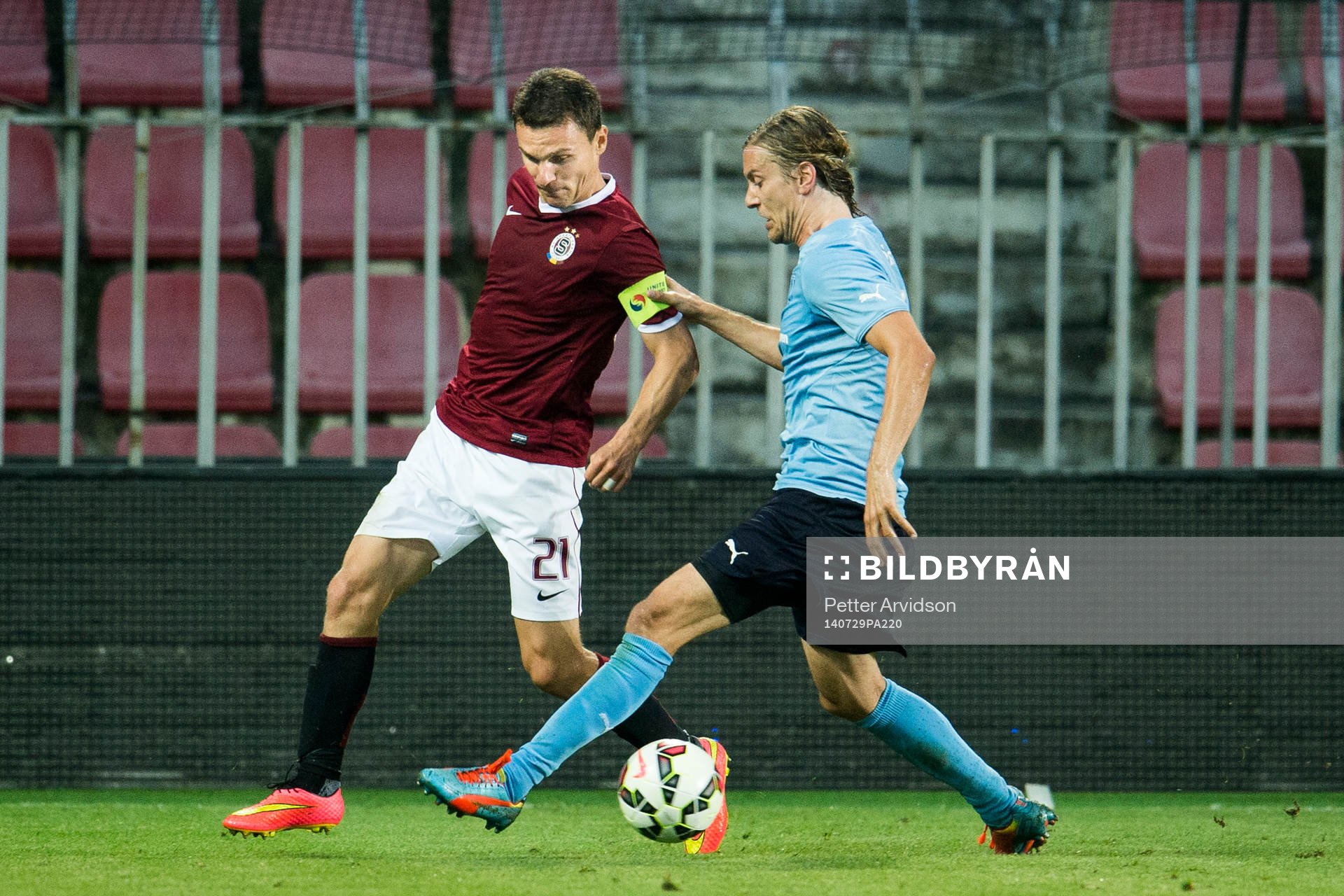 Sparta Prags David Lafata gör tunnel på Malmö FFs Markus