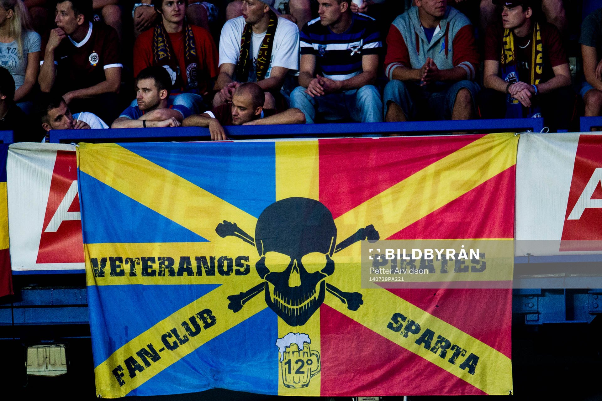Sparta Prags supportrar har hängt fram en flagga