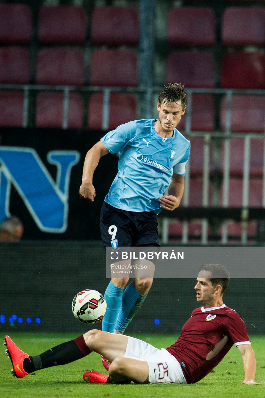 Malmö FFs Markus Rosenberg tar sig förbi Sparta Prags