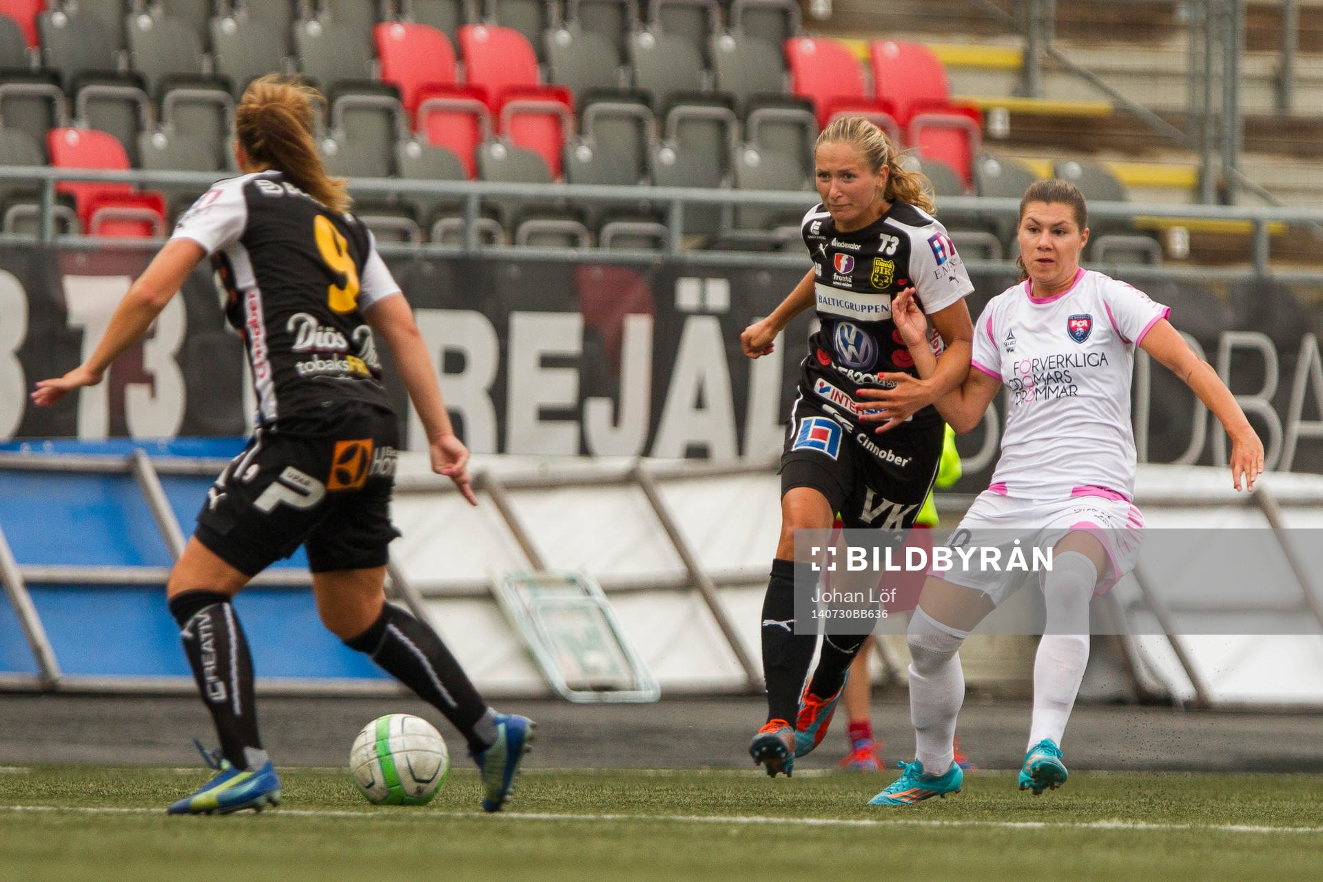 Umeås Emelie Konradsson och Rosengårds Ramona Bachmann under fotbollsmatchen i Damallsvenskan mellan Umeå och Rosengård den 30 Juli 2014 i Umeå.