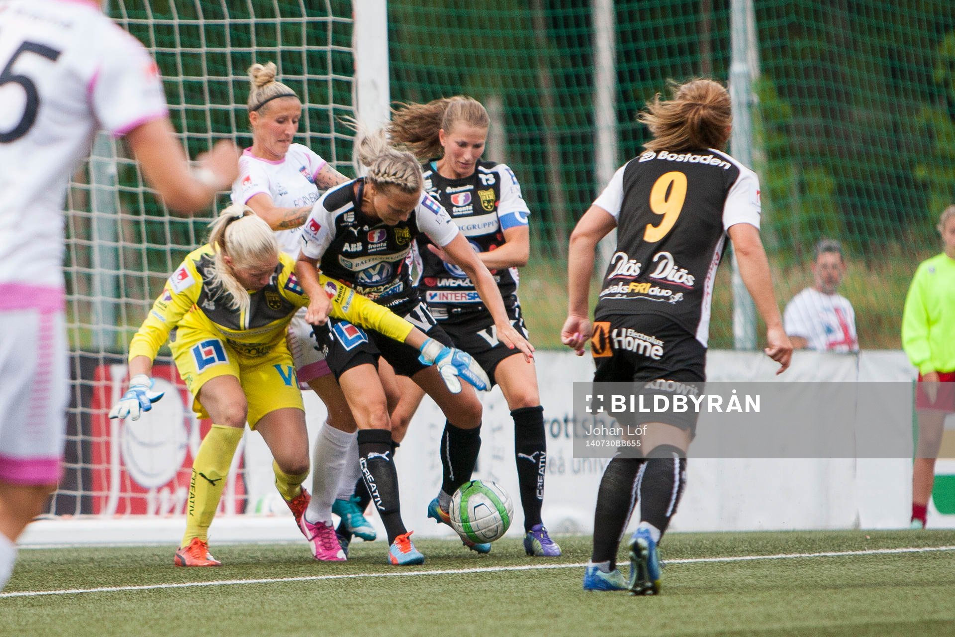 Stökigt framför Umeås mål under fotbollsmatchen i Damallsvenskan mellan Umeå och Rosengård den 30 Juli 2014 i Umeå.