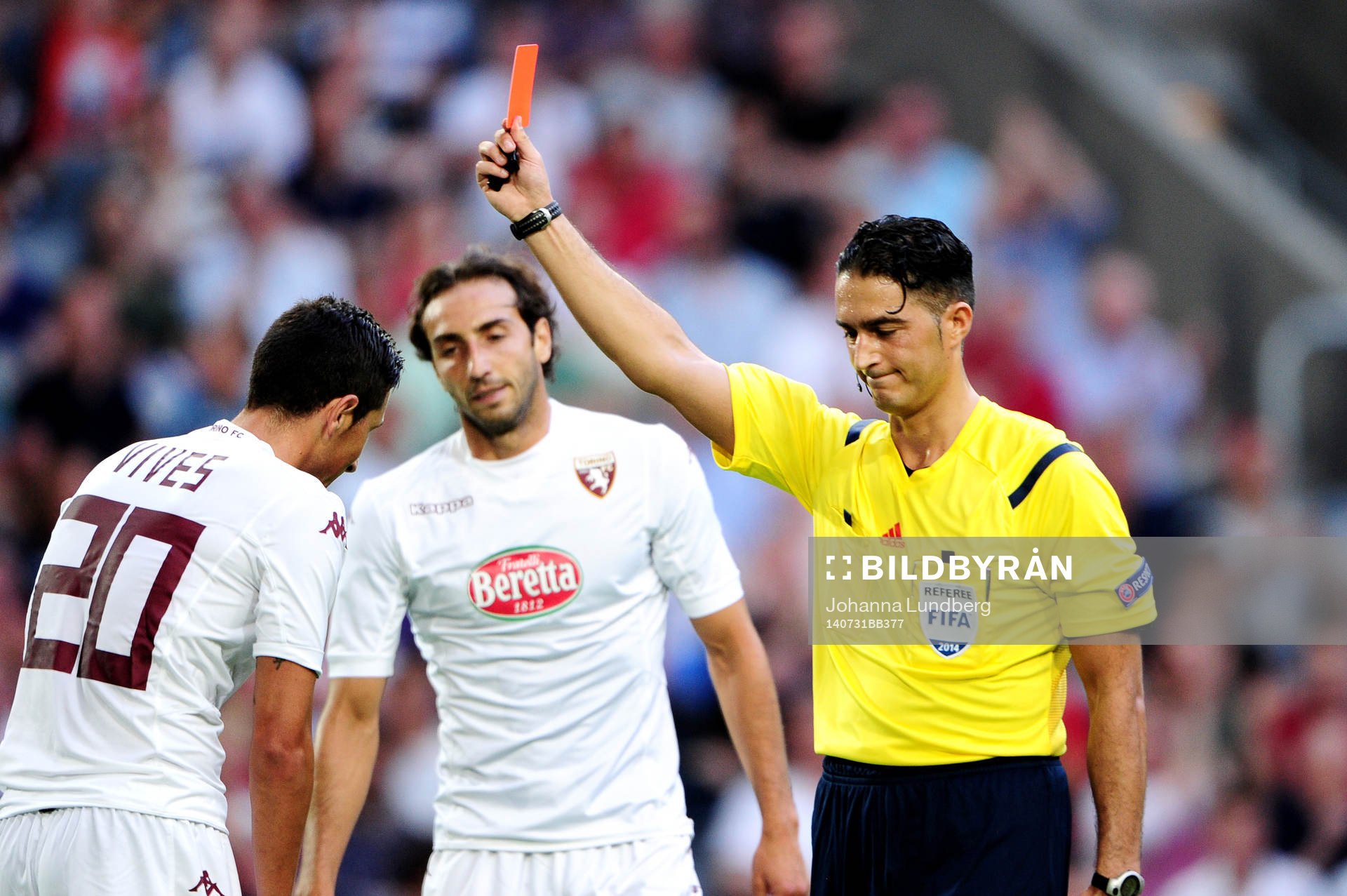 Domaren delar ut ett rött kort till Torinos Giuseppe Vives under fotbollsmatchen i kvalet till Europa League mellan Brommapojkarna och Torino den 30 juli 2014 i Stockholm.