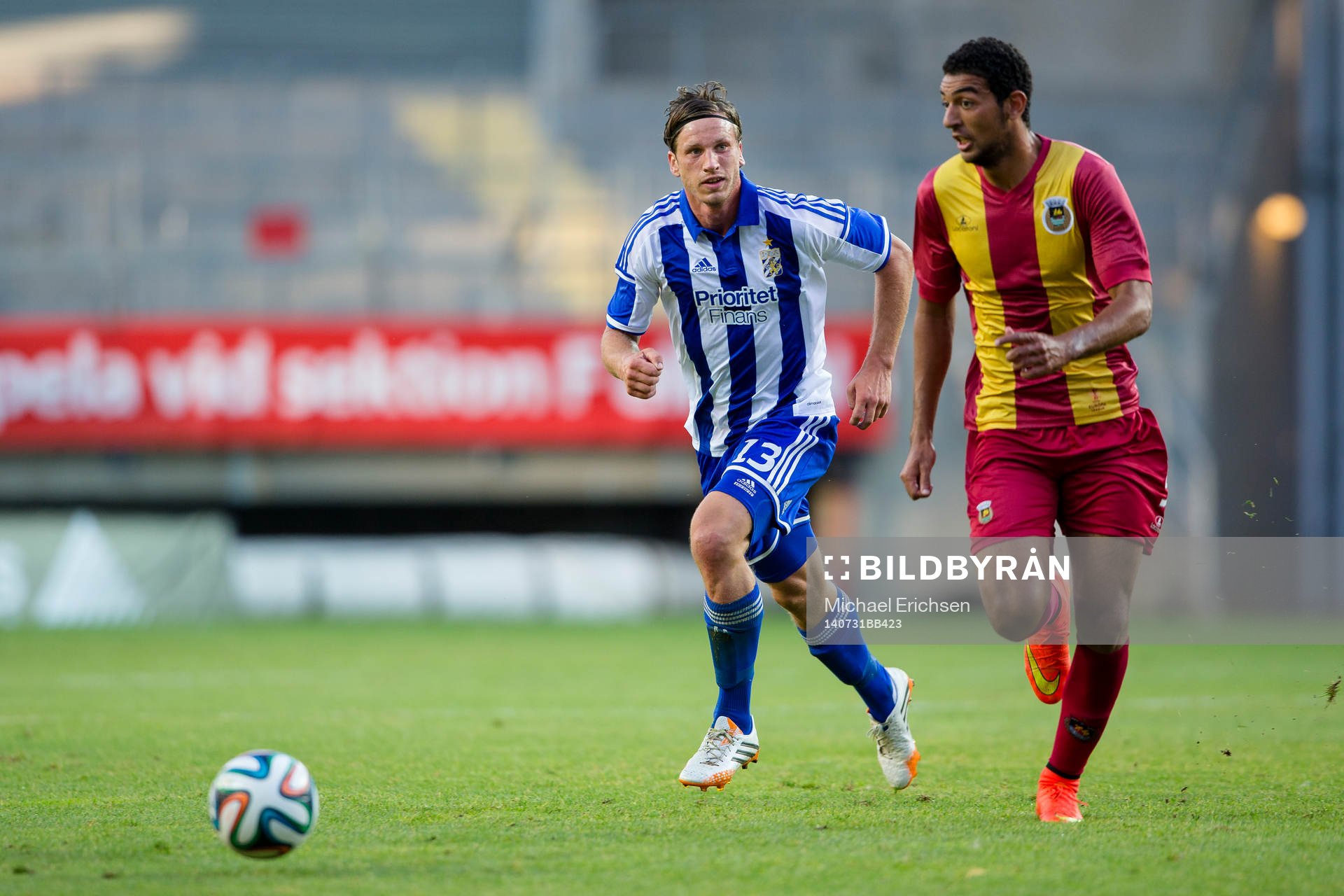 IFK Göteborgs Gustav Svensson jagar Rio Aves Ahmed Hassan