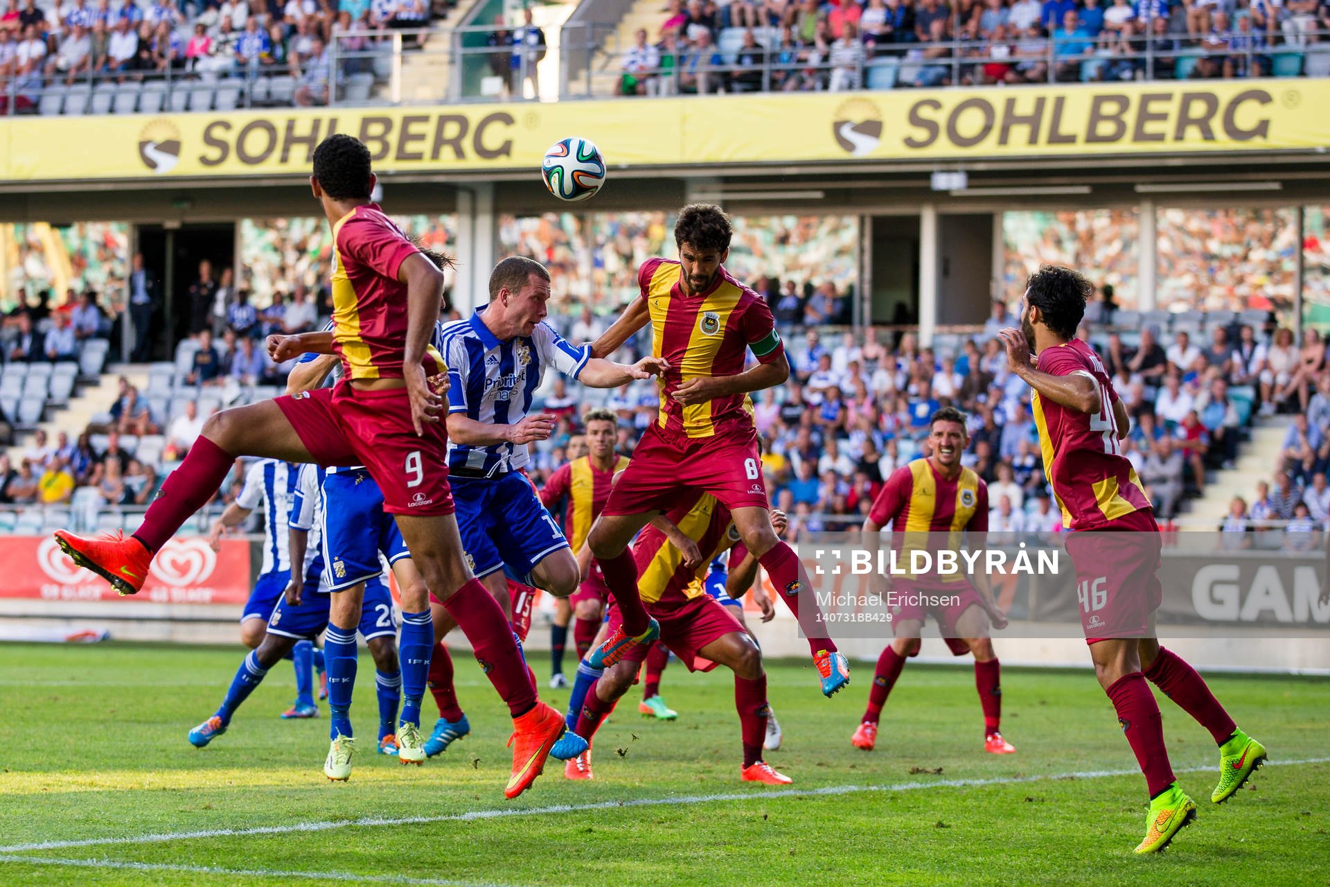 Rio Aves Tarantini vinner en nickduell mot IFK Göteborgs Jakob Johansson under fotbollsmatchen i kvalet till Europa League mellan IFK Göteborg - Rio Ave FC den 31 Juli 2014 i Göteborg.