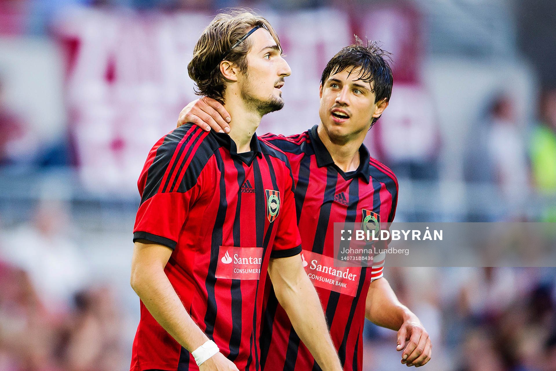 Brommapojkarnas Gabriel Petrovic (th) springer för att