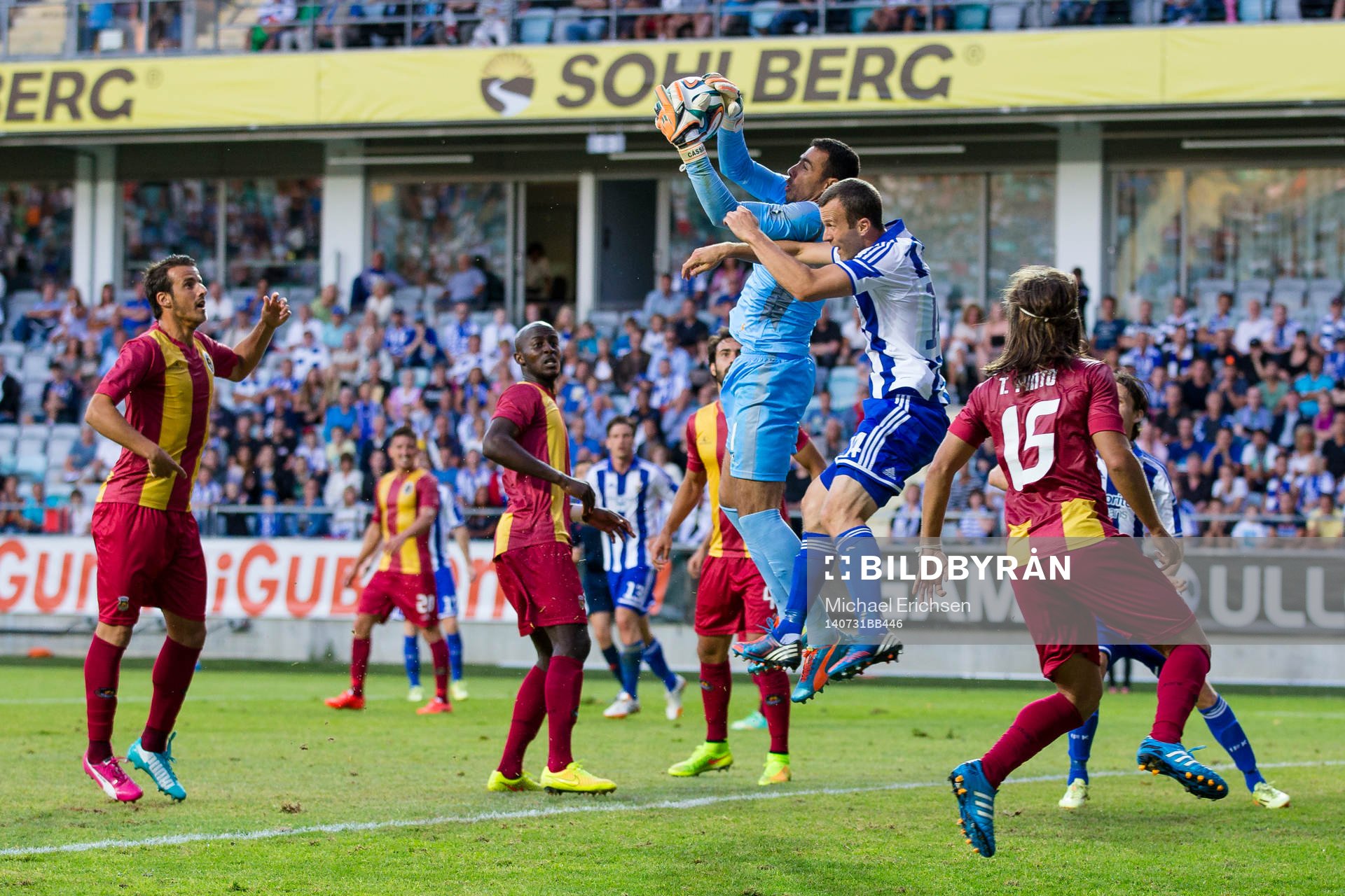 Rio Aves målvakt Cassio når högst på hörna i kamp med IFK Göteborgs Hjalmar Jonsson under fotbollsmatchen i kvalet till Europa League mellan IFK Göteborg - Rio Ave FC den 31 Juli 2014 i Göteborg.
