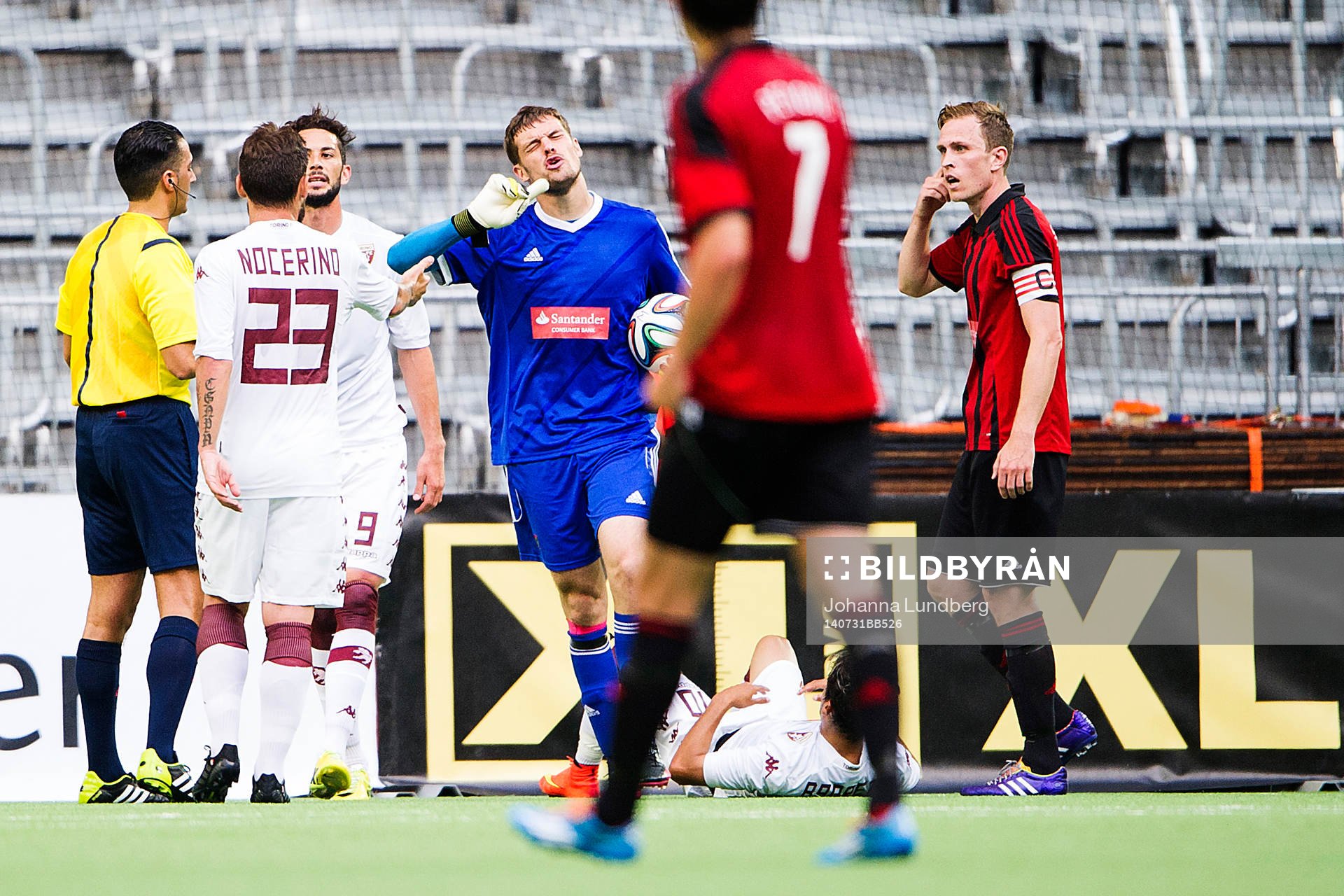 Brommapojkarnas målvakt Davor Blazevic reagerar