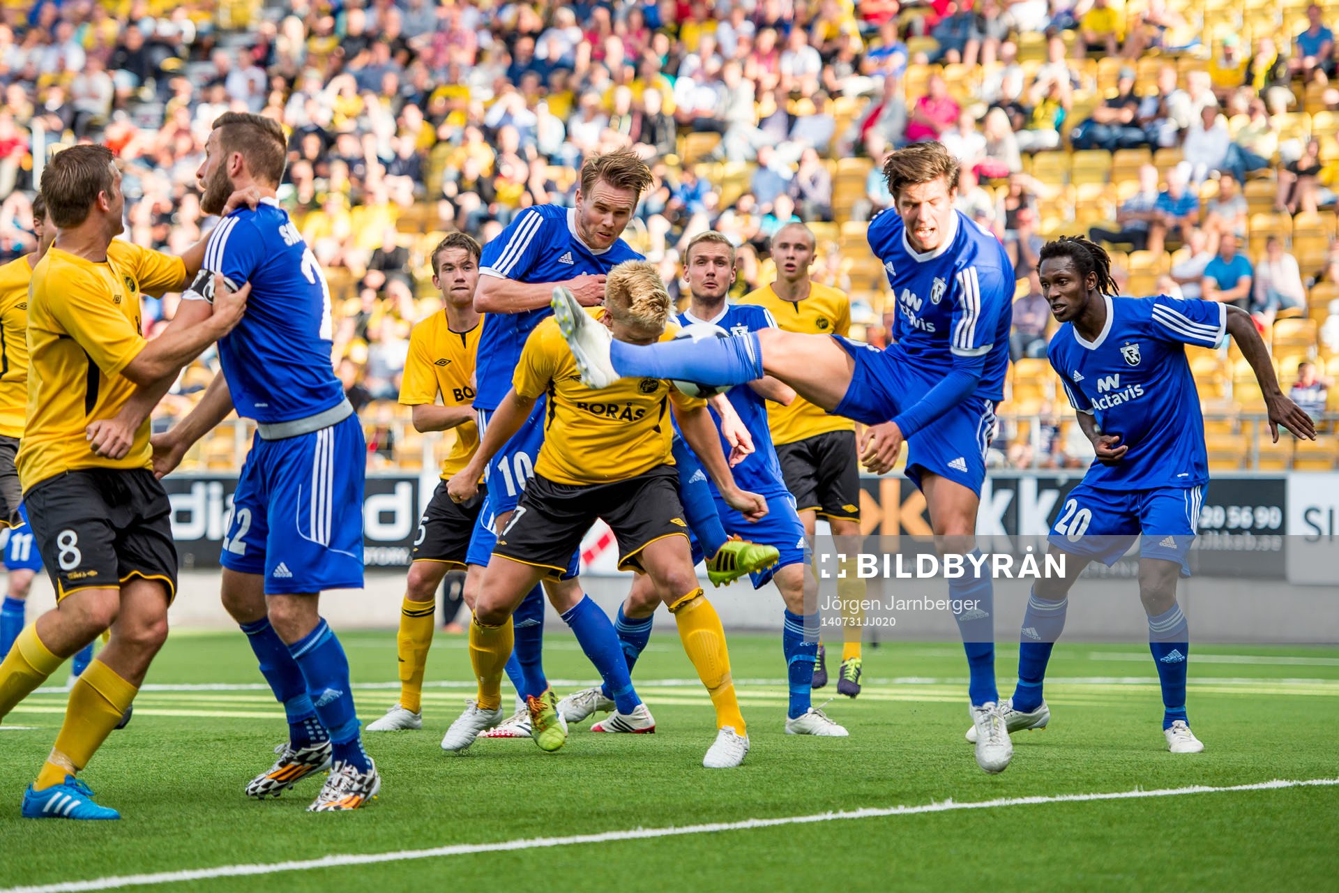 Elfsborgs Per Frick (mitt i bild) nickar in 2-1under fotbollsmatchen i Europa league mellan IF Elfsborg och Hafnarfjördur den 31 juli 2014 i Borås.