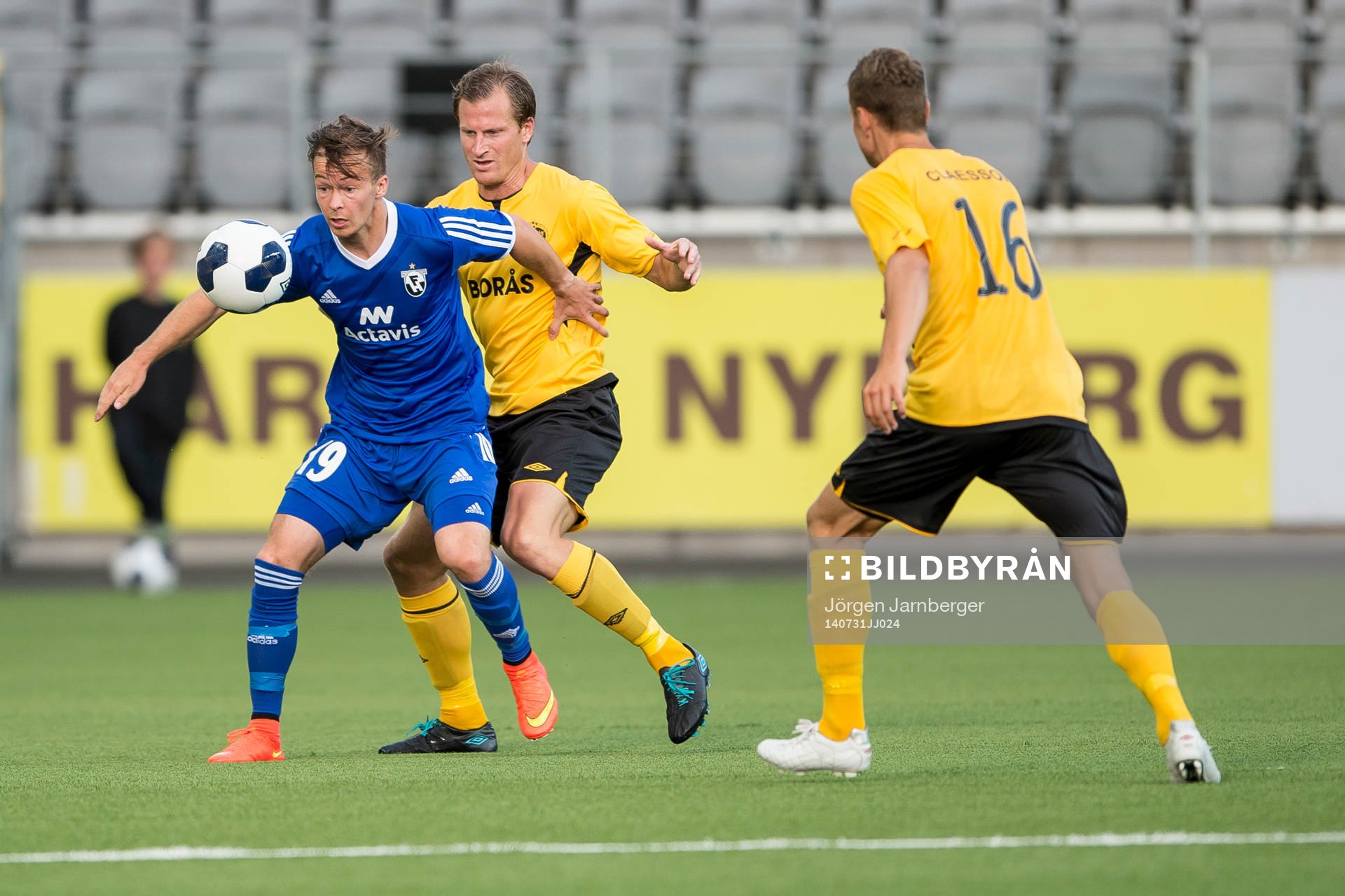 Hafnarfjördurs Steven Lennon markeras av Elfsborgs Daniel