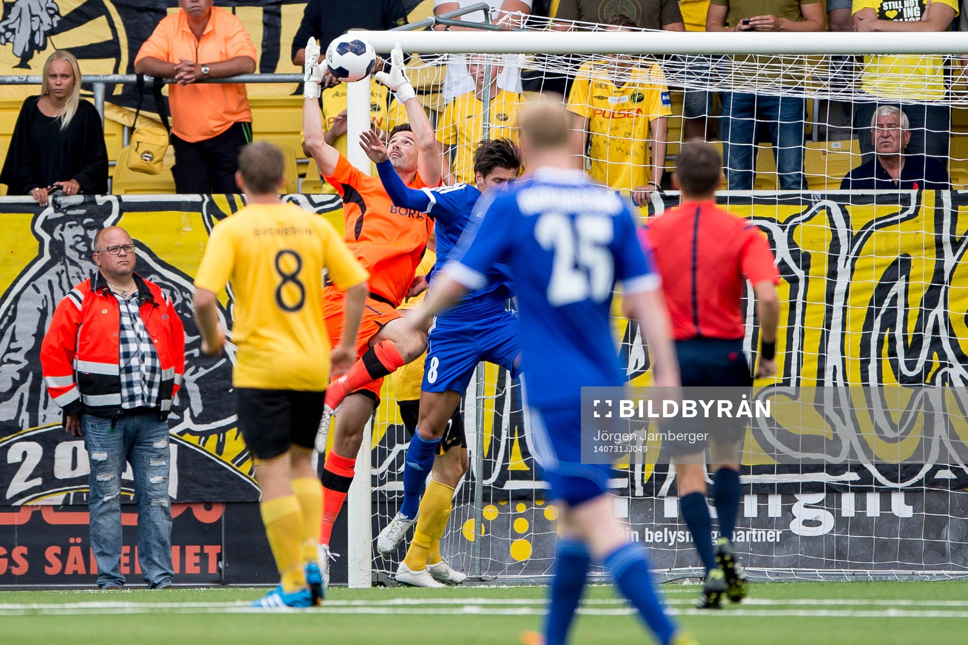 Elfsborgs målvakt Kevin Stuhr-Ellegaard tar ner bollen