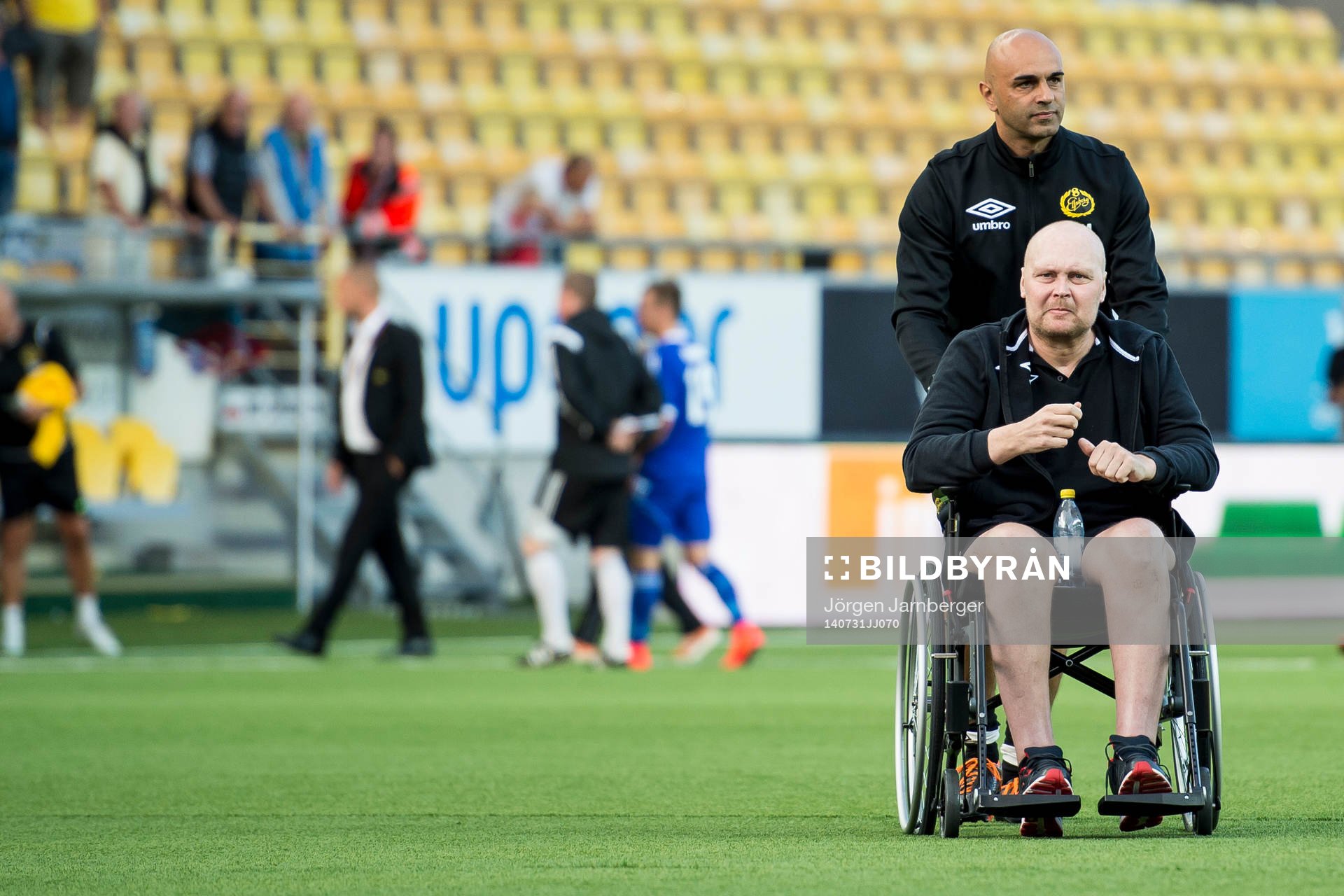 Elfsborgs manager Klas Ingesson (i rullstol) och tränare