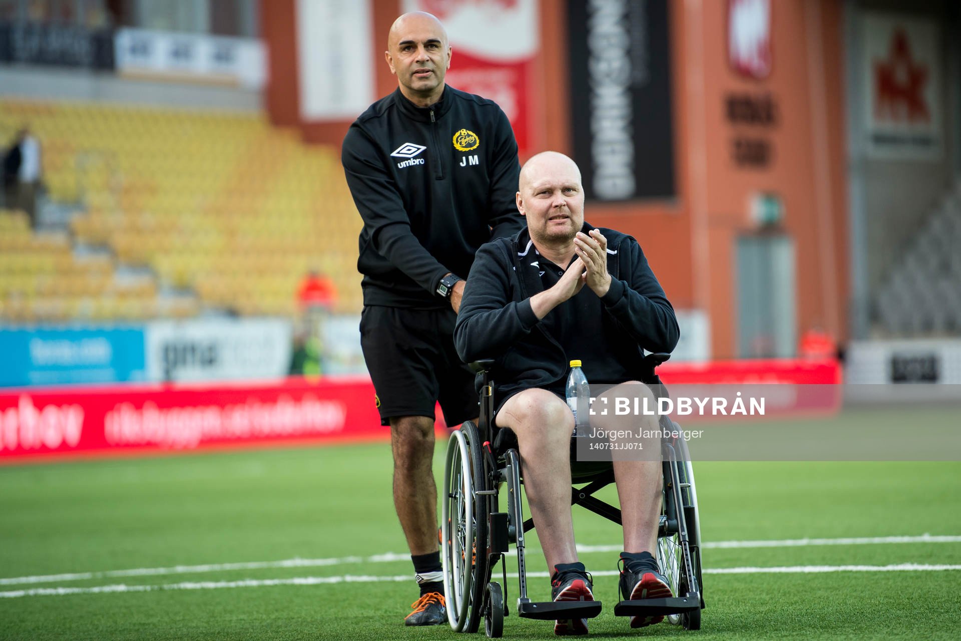 Elfsborgs manager Klas Ingesson (i rullstol) och tränare