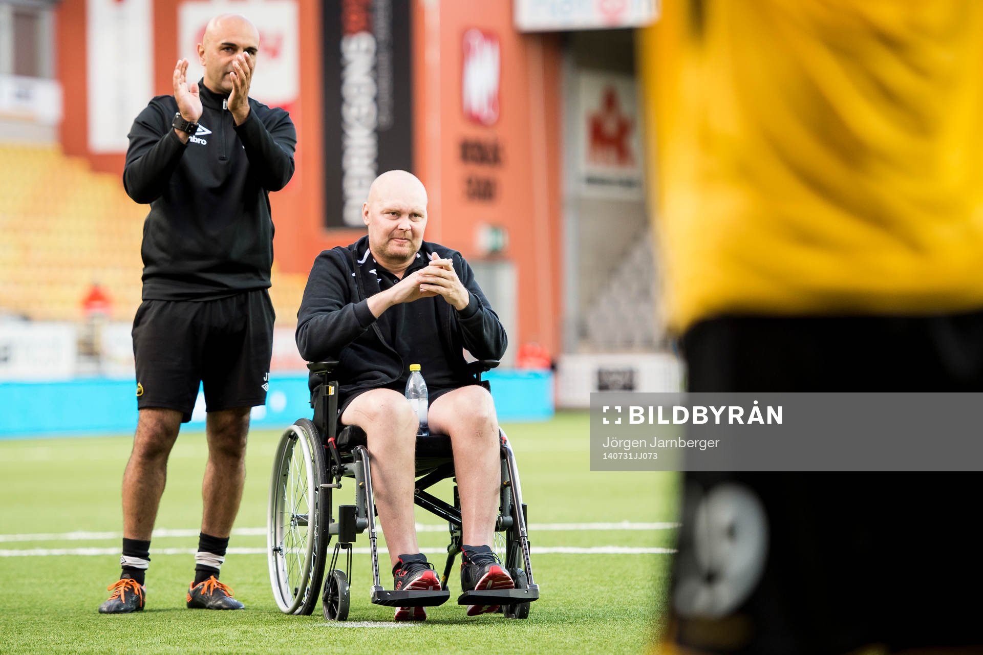 Elfsborgs manager Klas Ingesson (i rullstol) och tränare Jan Mian tackar supportrarna efter fotbollsmatchen i Europa league mellan IF Elfsborg och Hafnarfjördur den 31 juli 2014 i Borås.