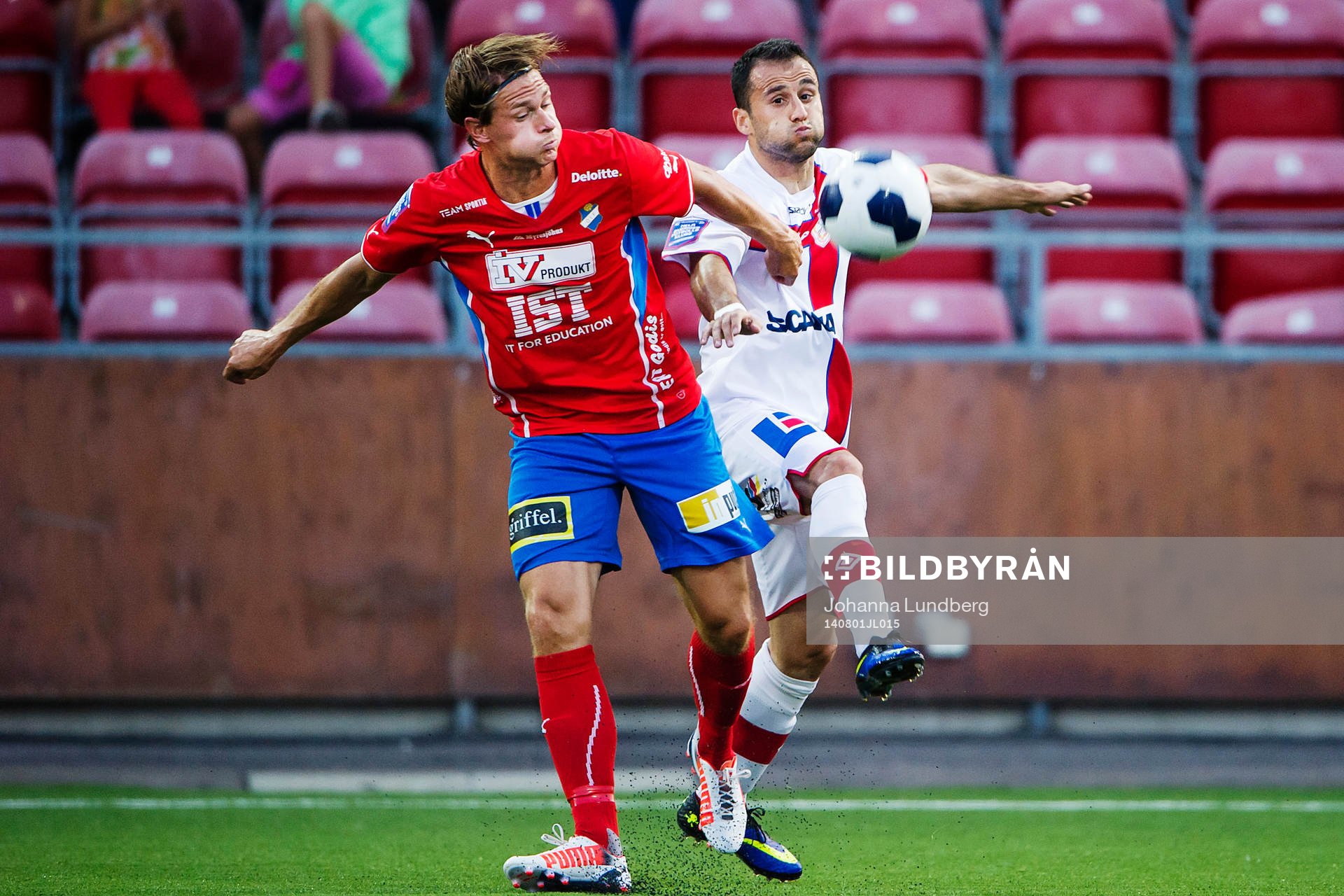Östers Freddy Söderberg och Assyriskas Levon Pachajyan under fotbollsmatchen i Superettan mellan Assyriska och Öster den 1 augusti 2014 i Södertälje.