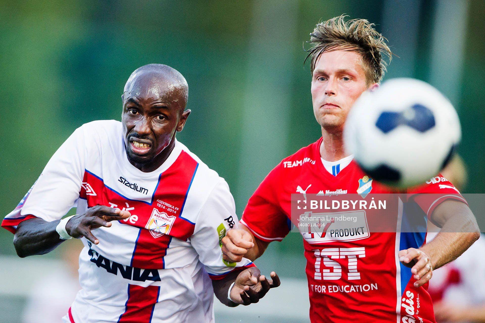 Assyriskas Aziz Corr Nyang och Östers Freddy Söderberg