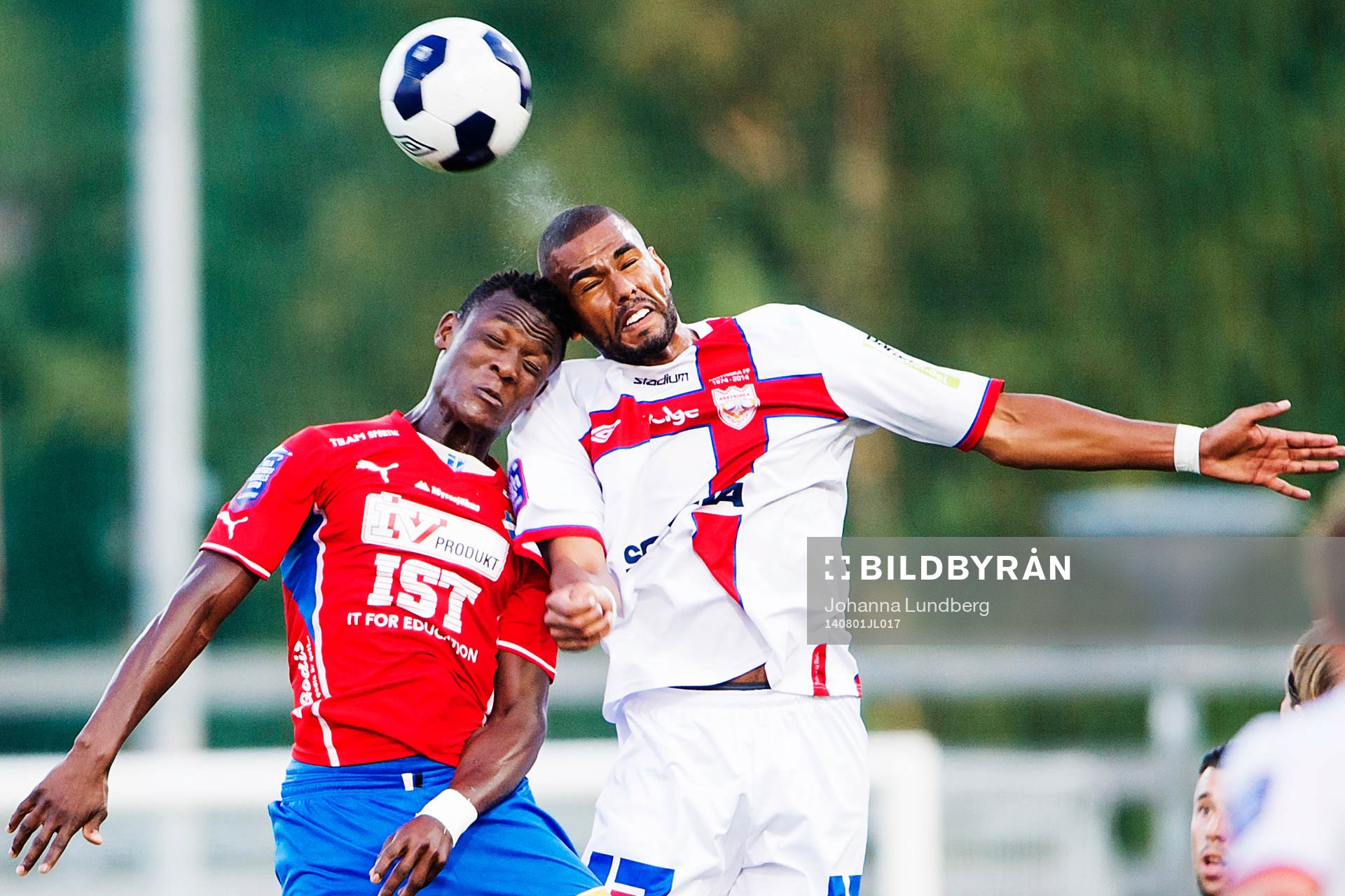 Östers Alhaji Gero i en luftduell mot Assyriskas Kyle