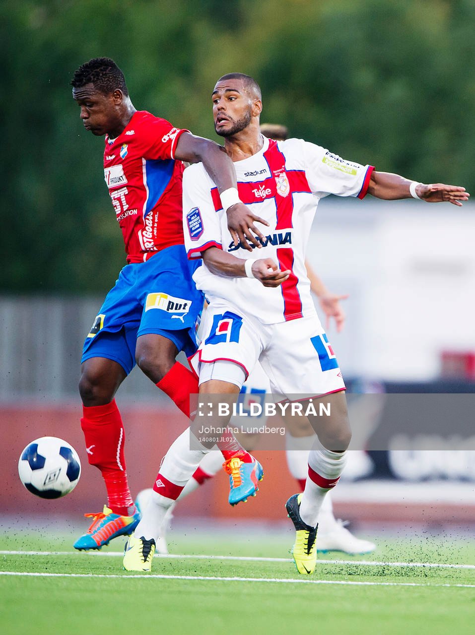 Östers Alhaji Gero mot Assyriskas Kyle Konwea under fotbollsmatchen i Superettan mellan Assyriska och Öster den 1 augusti 2014 i Södertälje.