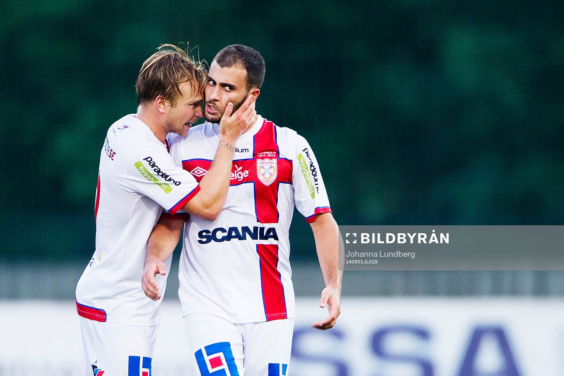 Assyriskas Christopher Brandeborn (tv) jublar och kramar om Mattias Genc efter att han har gjort 1-1 under fotbollsmatchen i Superettan mellan Assyriska och Öster den 1 augusti 2014 i Södertälje.