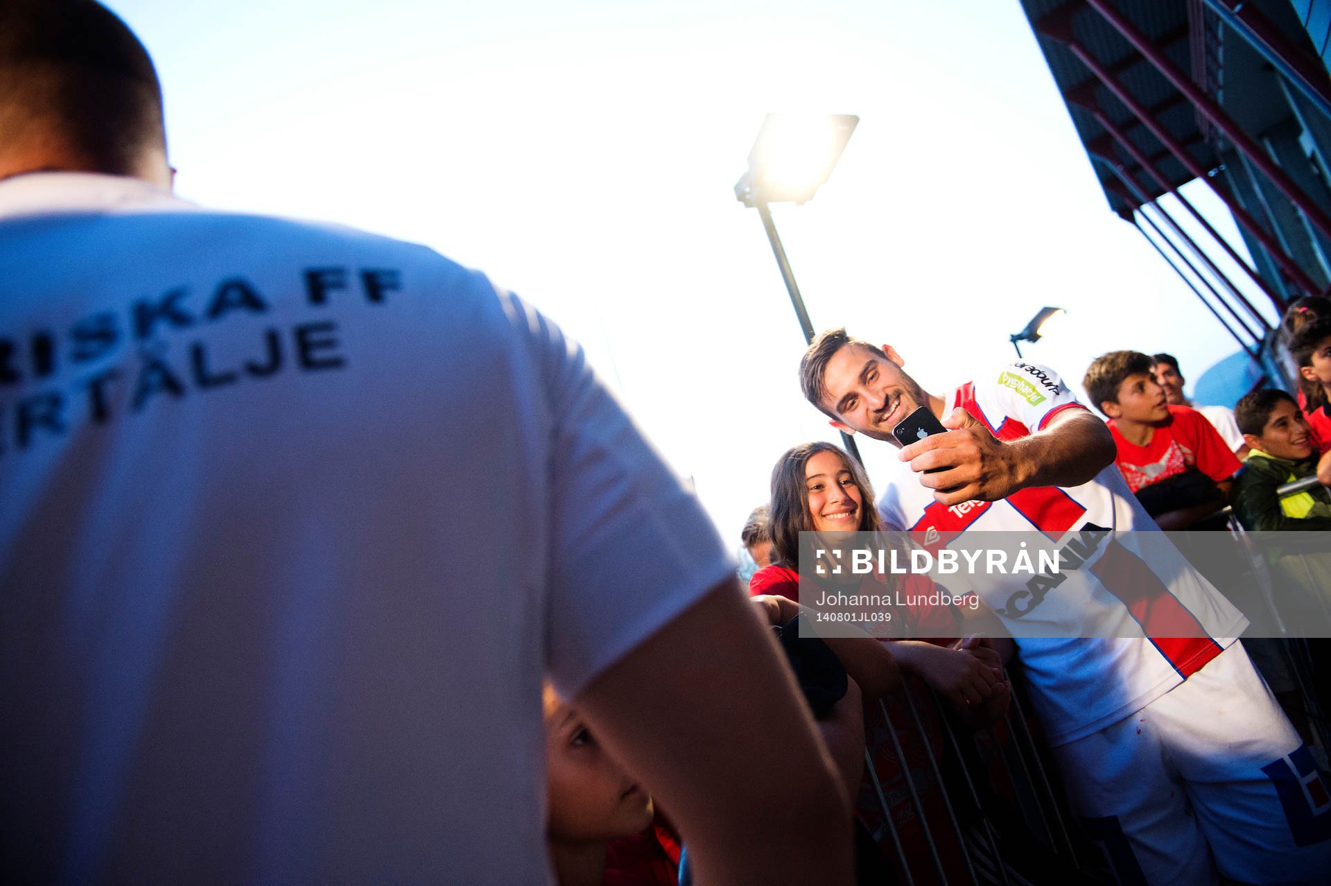Assyriskas Sotiris Papagiannopoulos tar en selfie med en