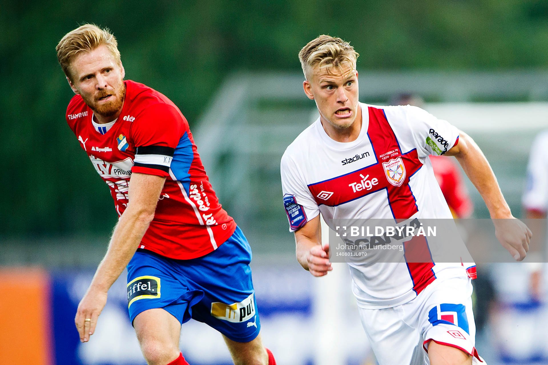 Östers Josef Elvby och Assyriskas Jens Jacobsson under fotbollsmatchen i Superettan mellan Assyriska och Öster den 1 augusti 2014 i Södertälje.