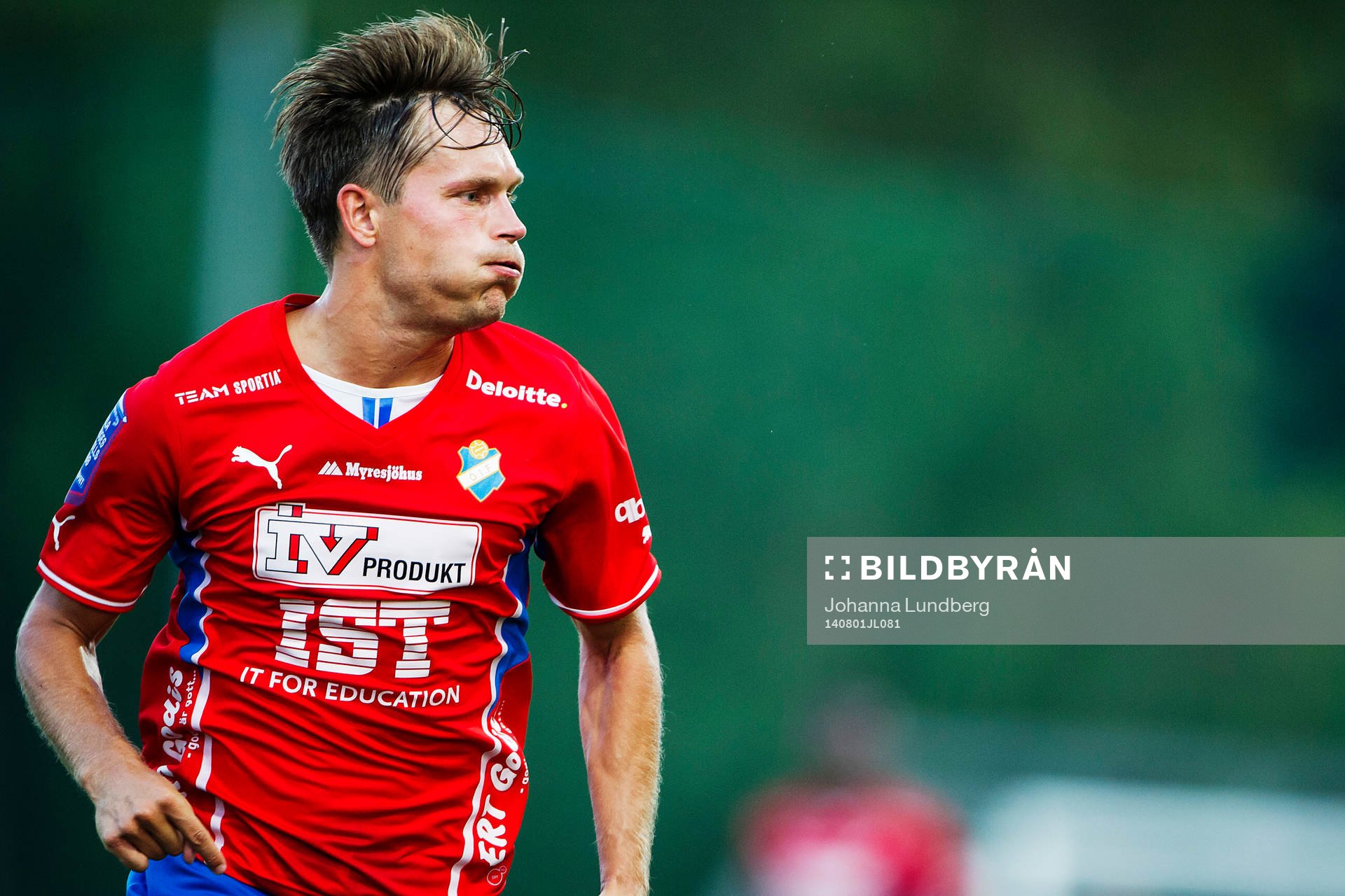 Östers Karl-Johan Lindblad under fotbollsmatchen i Superettan mellan Assyriska och Öster den 1 augusti 2014 i Södertälje.