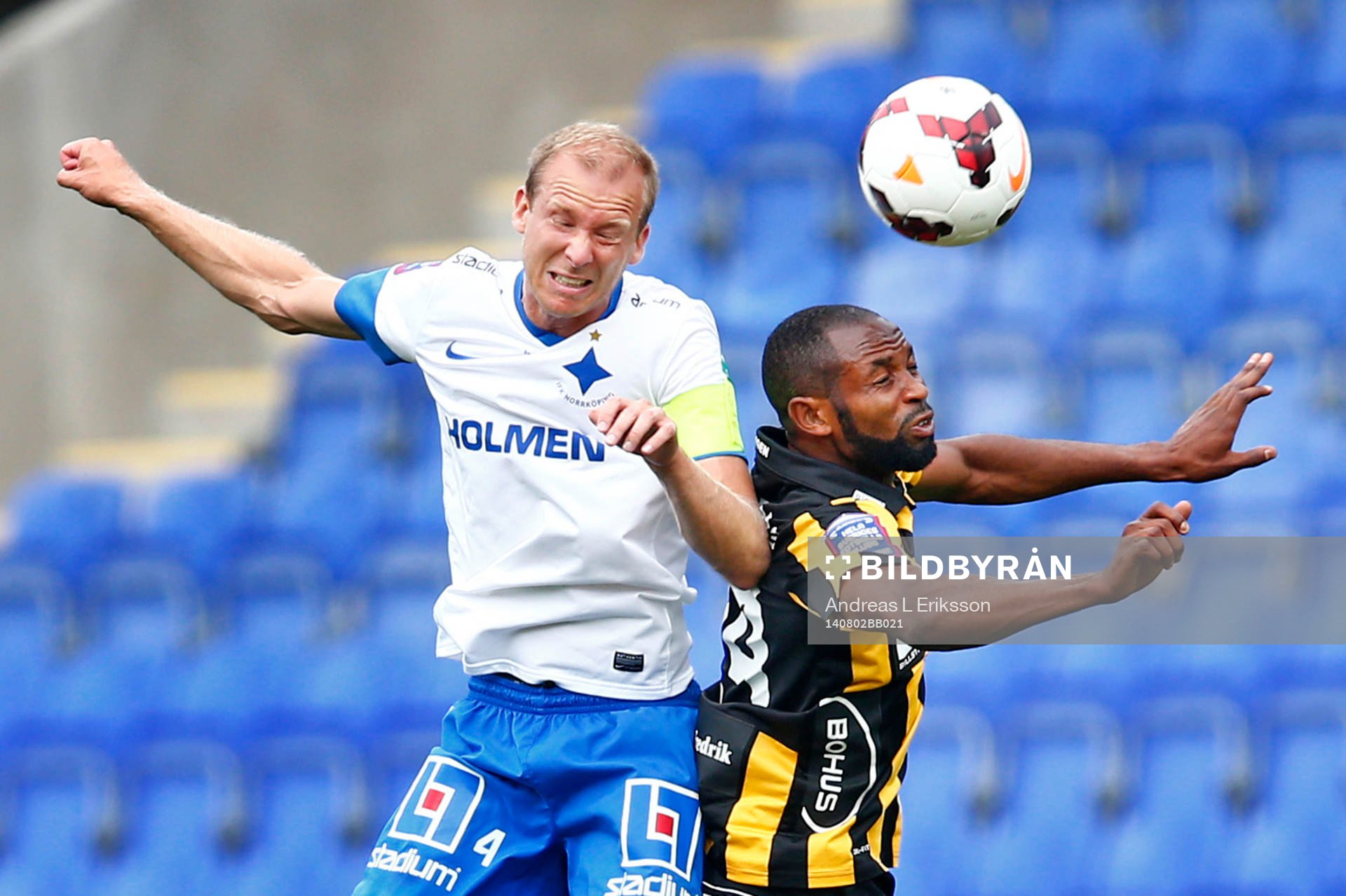 Norrköpings Andreas Johansson och Häckens Rene Makondele i nickduell under fotbollsmatchen i Allsvenskan mellan Norrköping och Häcken den 2 augusti 2014 i Norrköping.