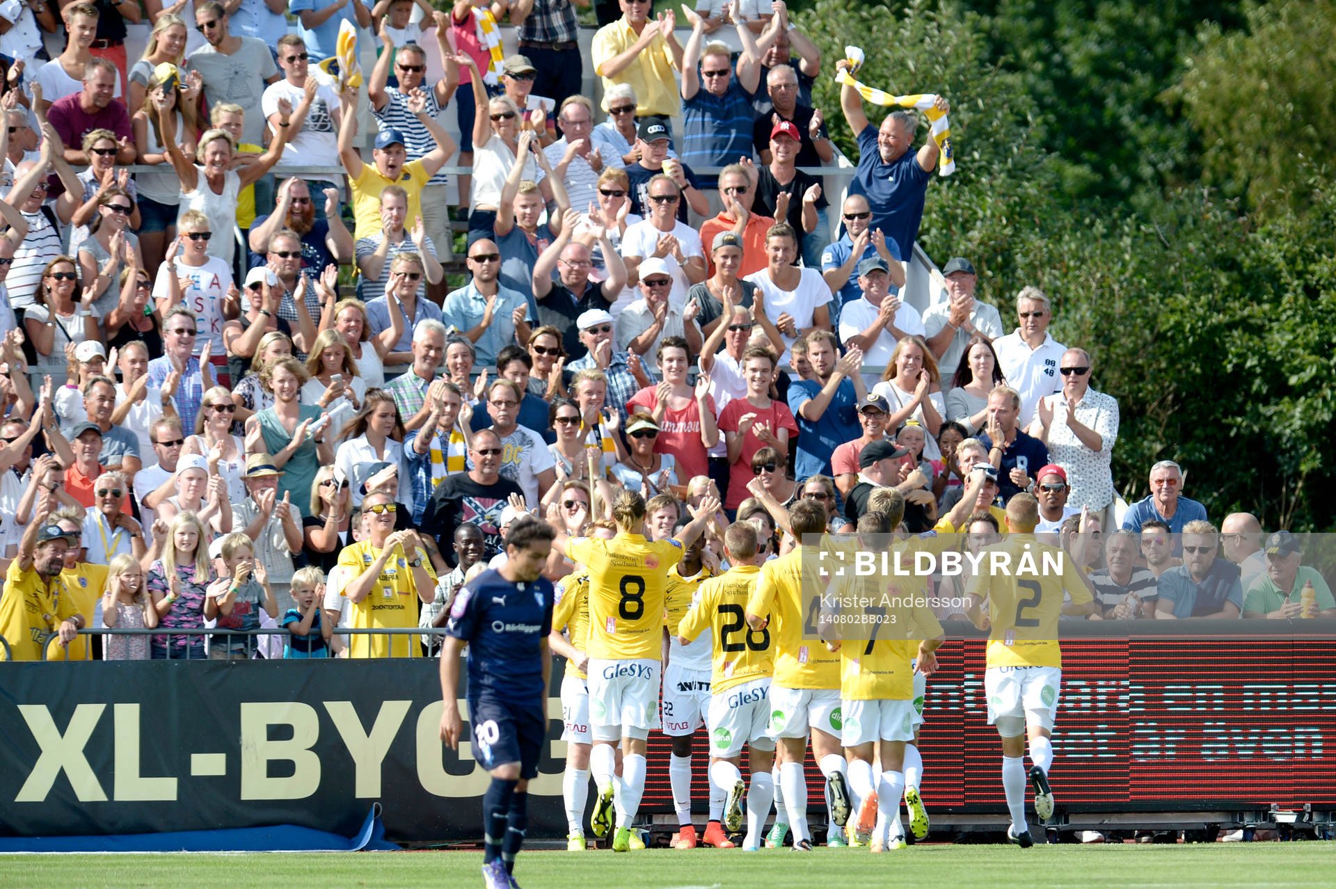 Falkenbergs suppotrar jublar med laget