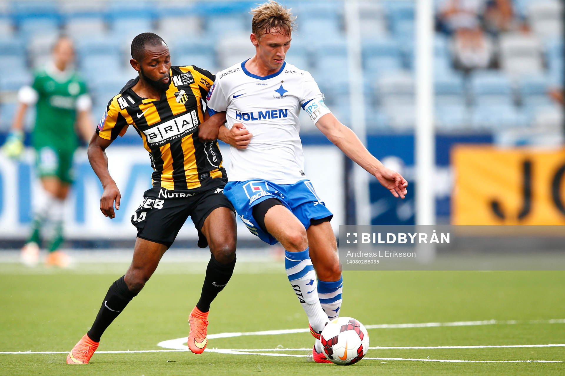Häckens Rene Makondele attackerar Norrköpings Linus