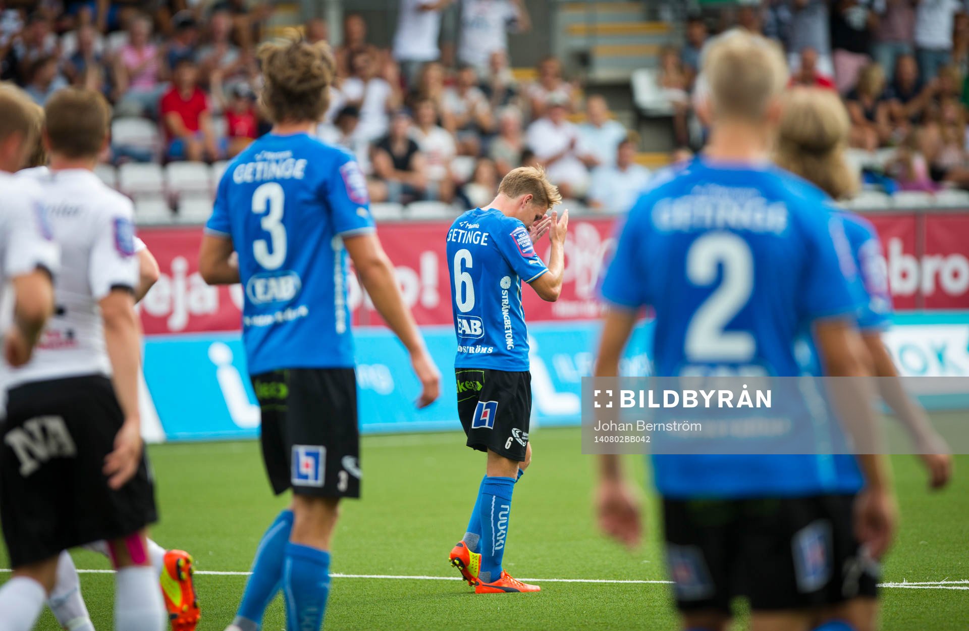 Halmstads Richard Magyar gör självmål och Halmstads