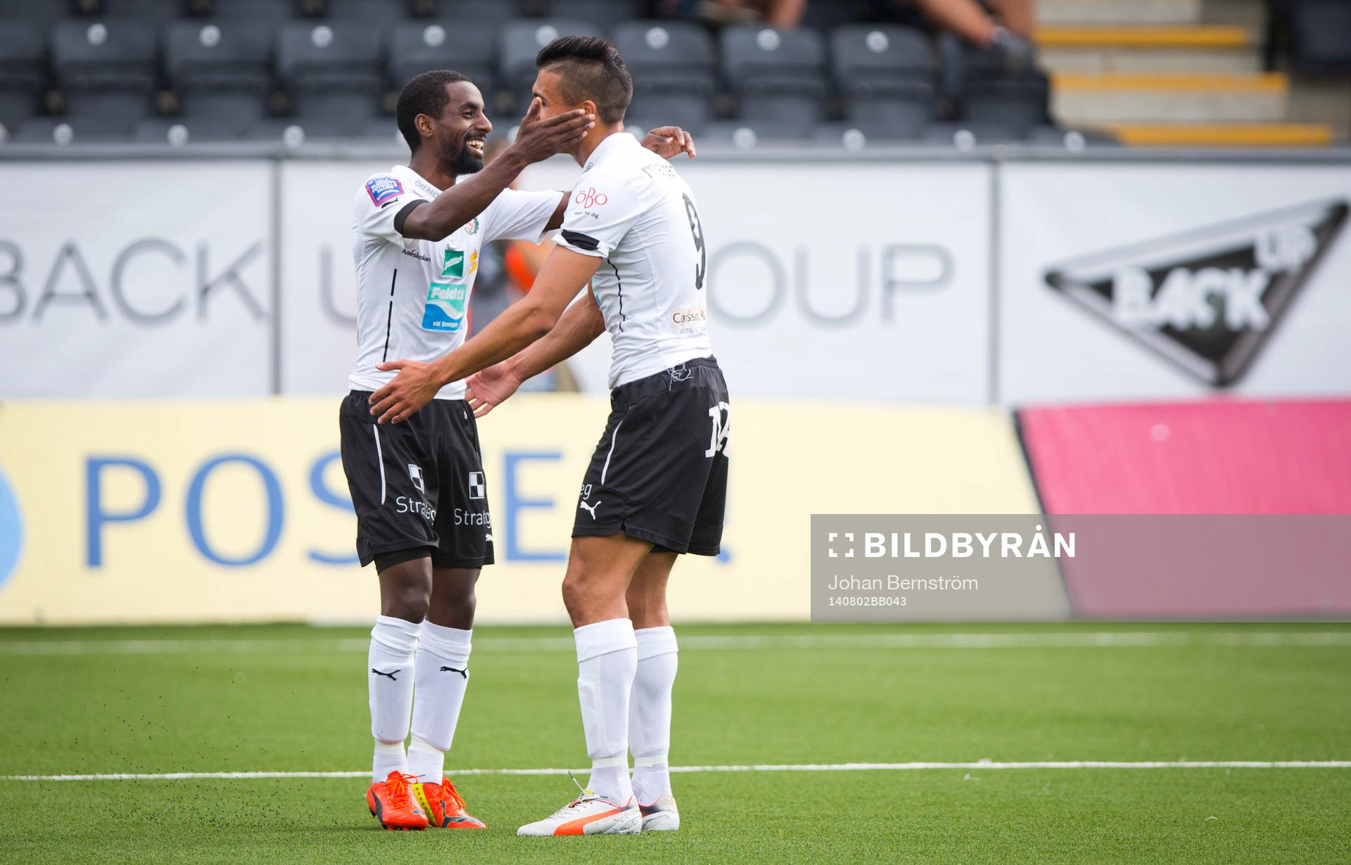 Halmstads Richard Magyar gör självmål och Örebros