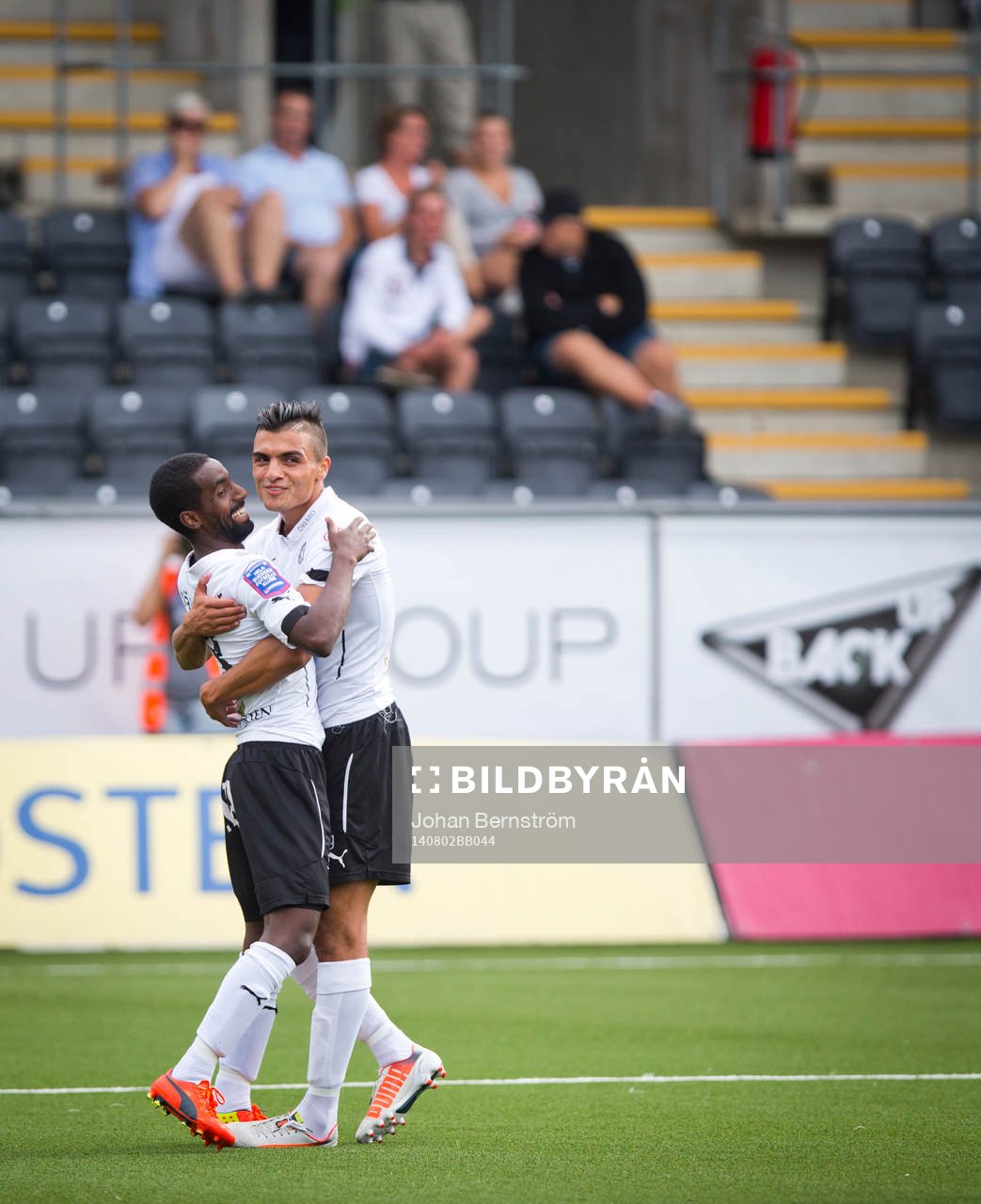 Halmstads Richard Magyar gör självmål och Örebros