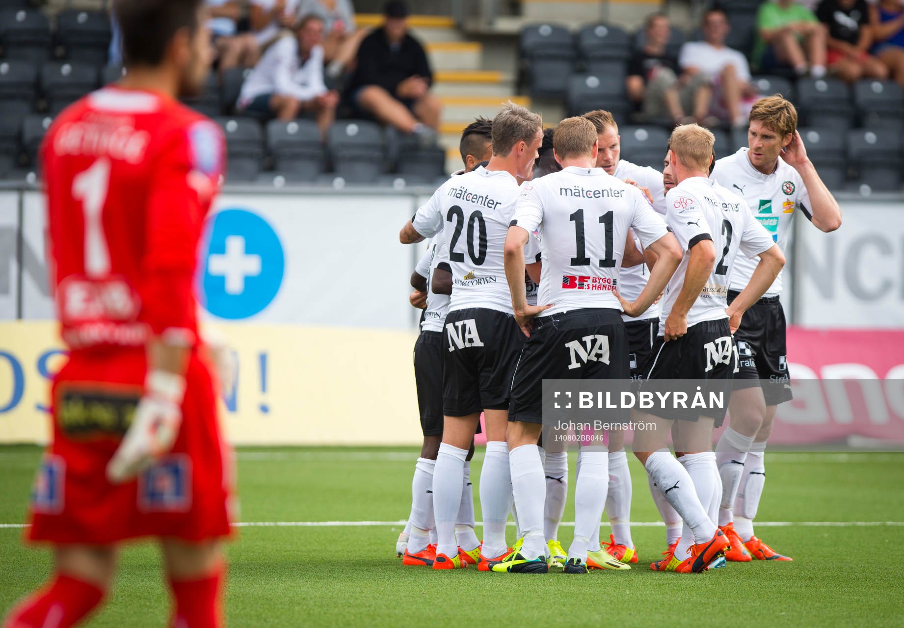 Halmstads Richard Magyar gör självmål och Örebros