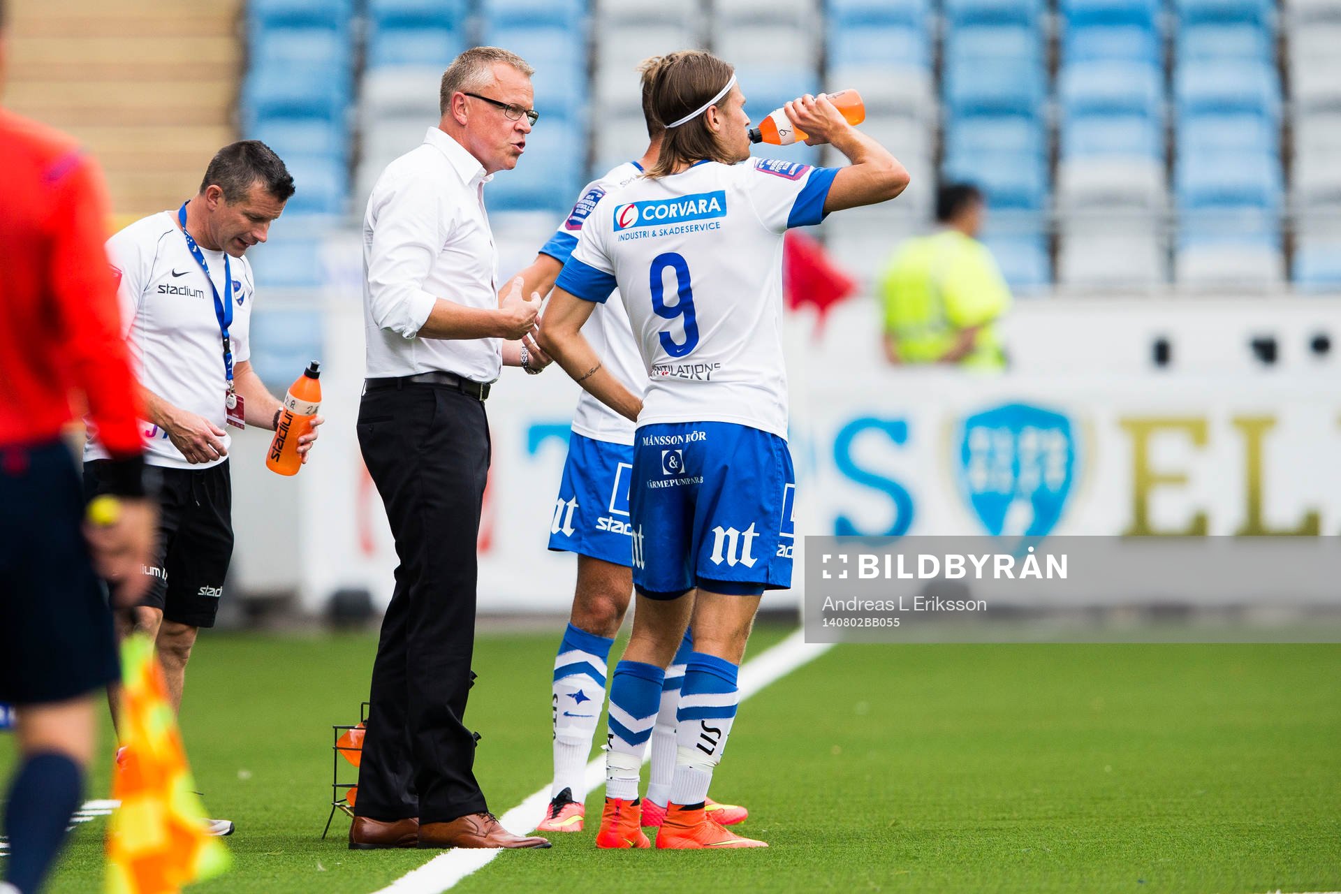 Norrköpings tränare Jan Andersson pratar med Arnor Ingvi Traustason under fotbollsmatchen i Allsvenskan mellan Norrköping och Häcken den 2 augusti 2014 i Norrköping.