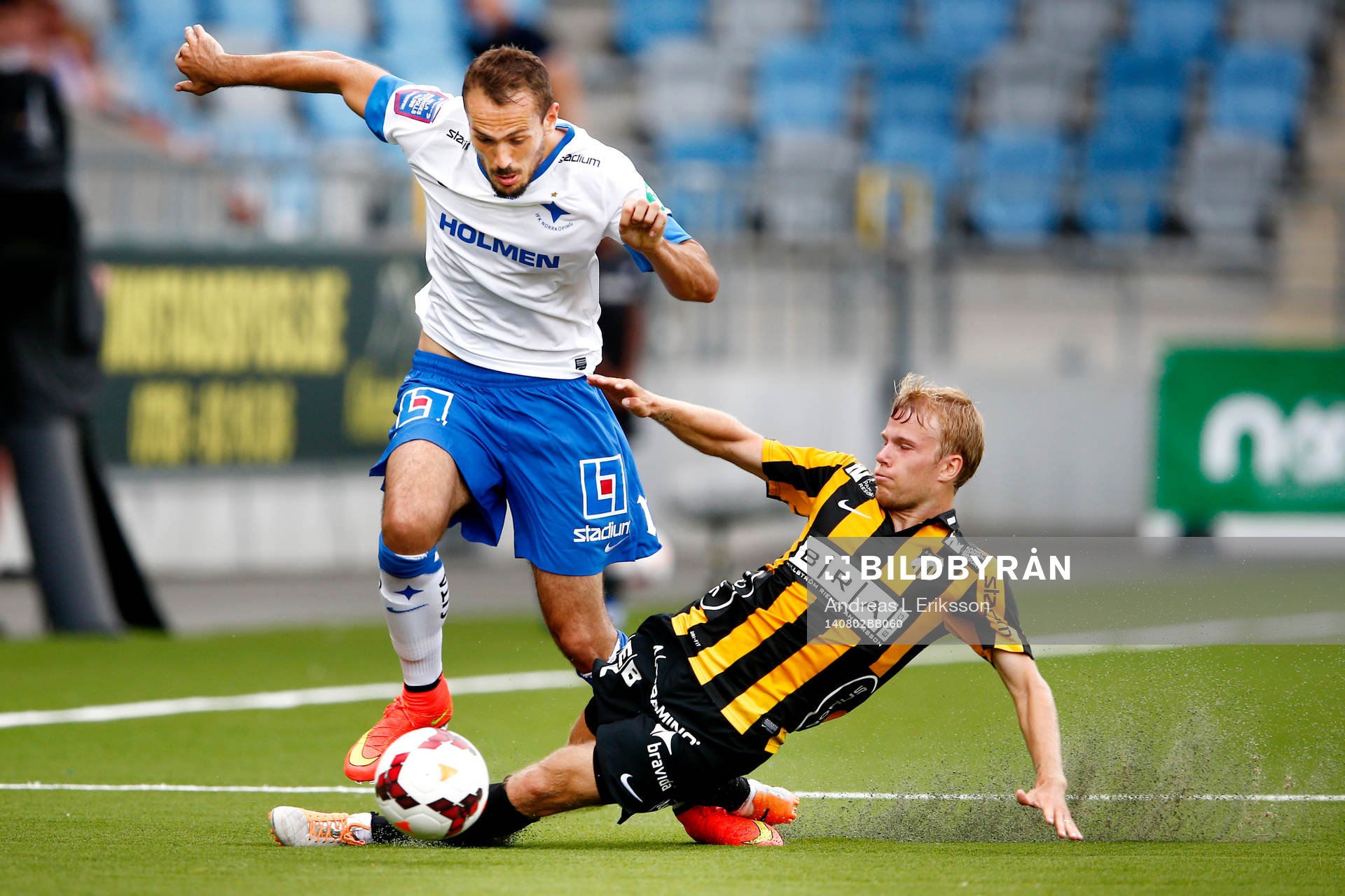 Häckens Oscar Lewicki kapar Norrköpings Emir Kujovic