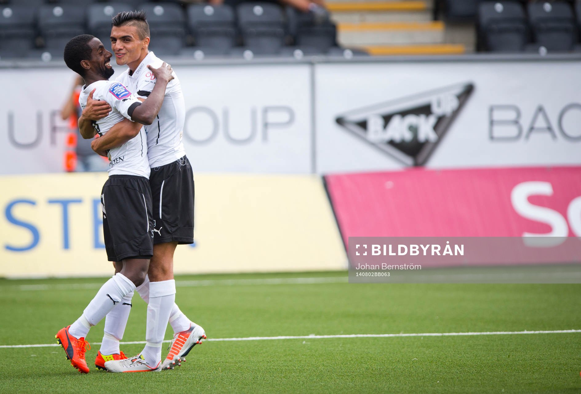 Halmstads Richard Magyar gör självmål och Örebros