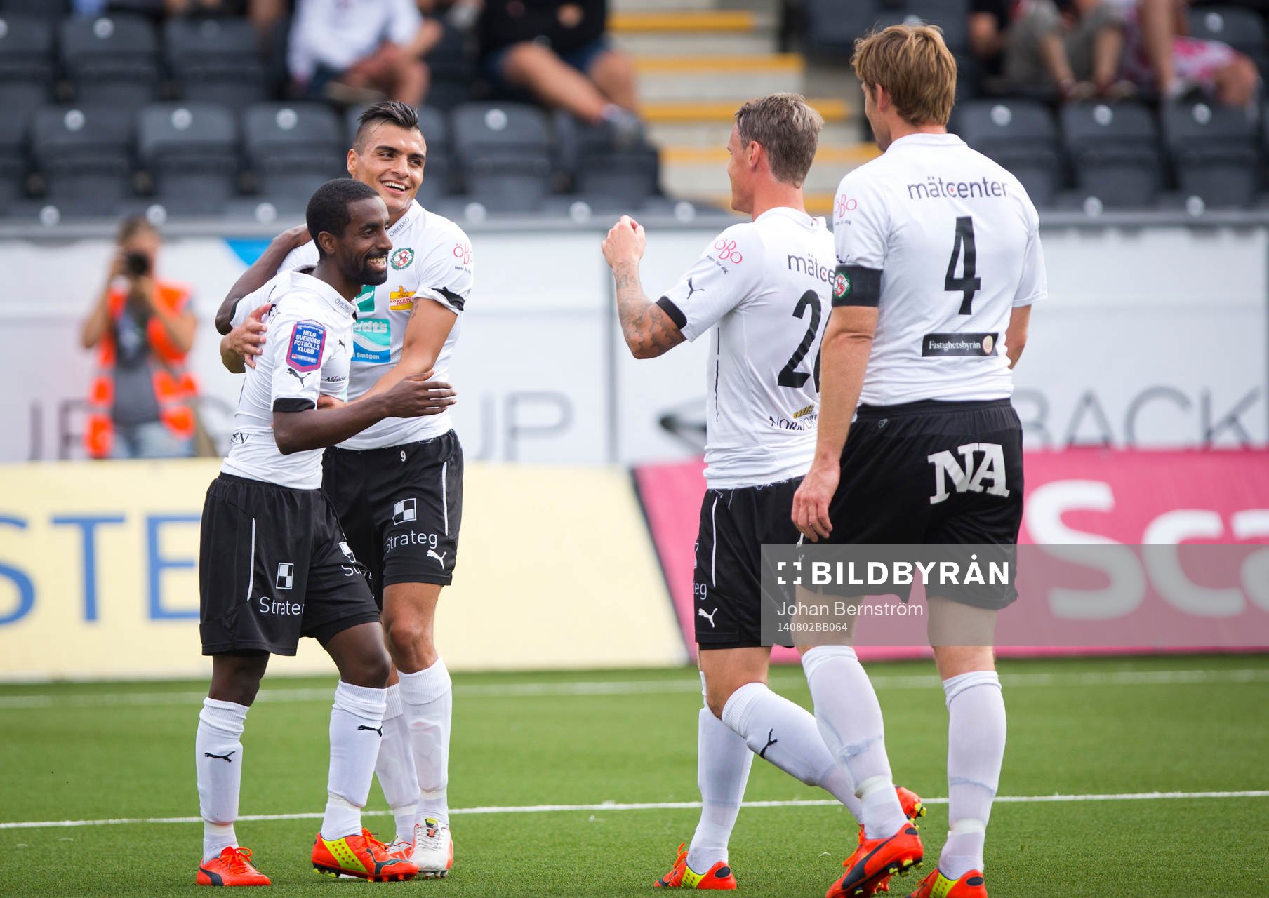 Halmstads Richard Magyar gör självmål och Örebros