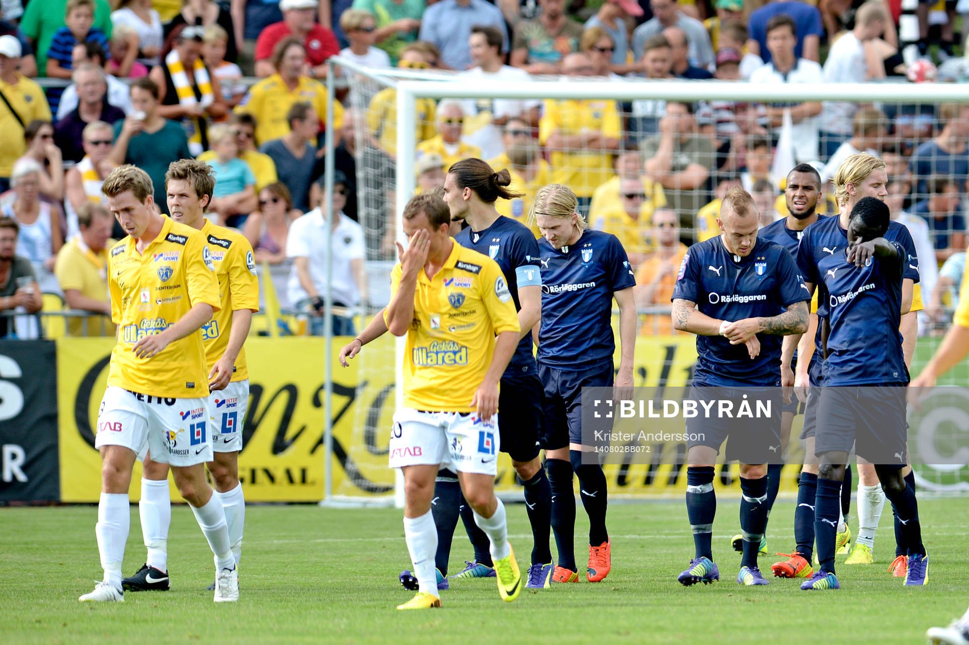 Falkenbergs och Malmö FFs spelar lämnar planen för halvtidsvila under fotbollsmatchen i Allsvenskan mellan Falkenberg och Malmö den 2 augusti 2014 i Falkenberg.