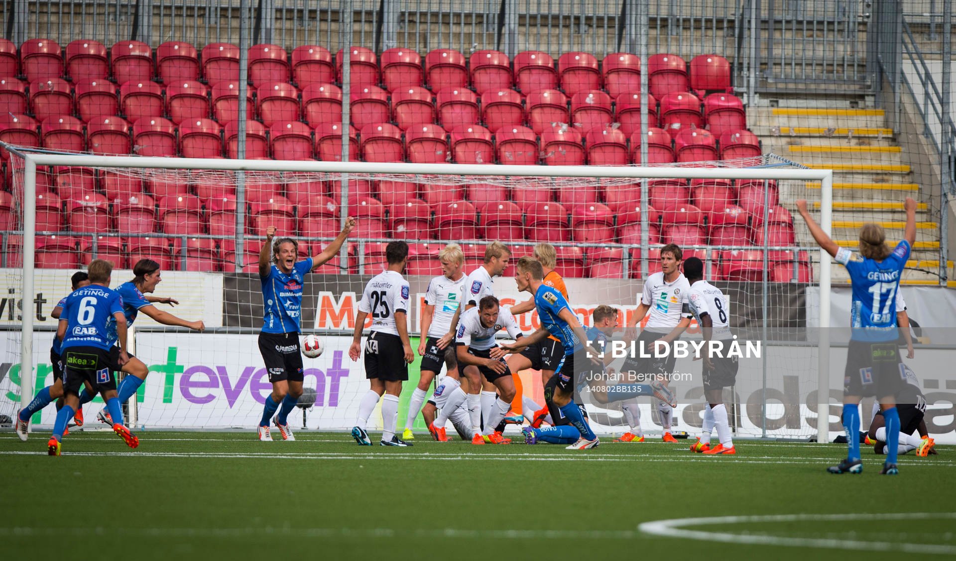 Halmstads Eric Smith gör 1-2 i slutet av matchen och jublar