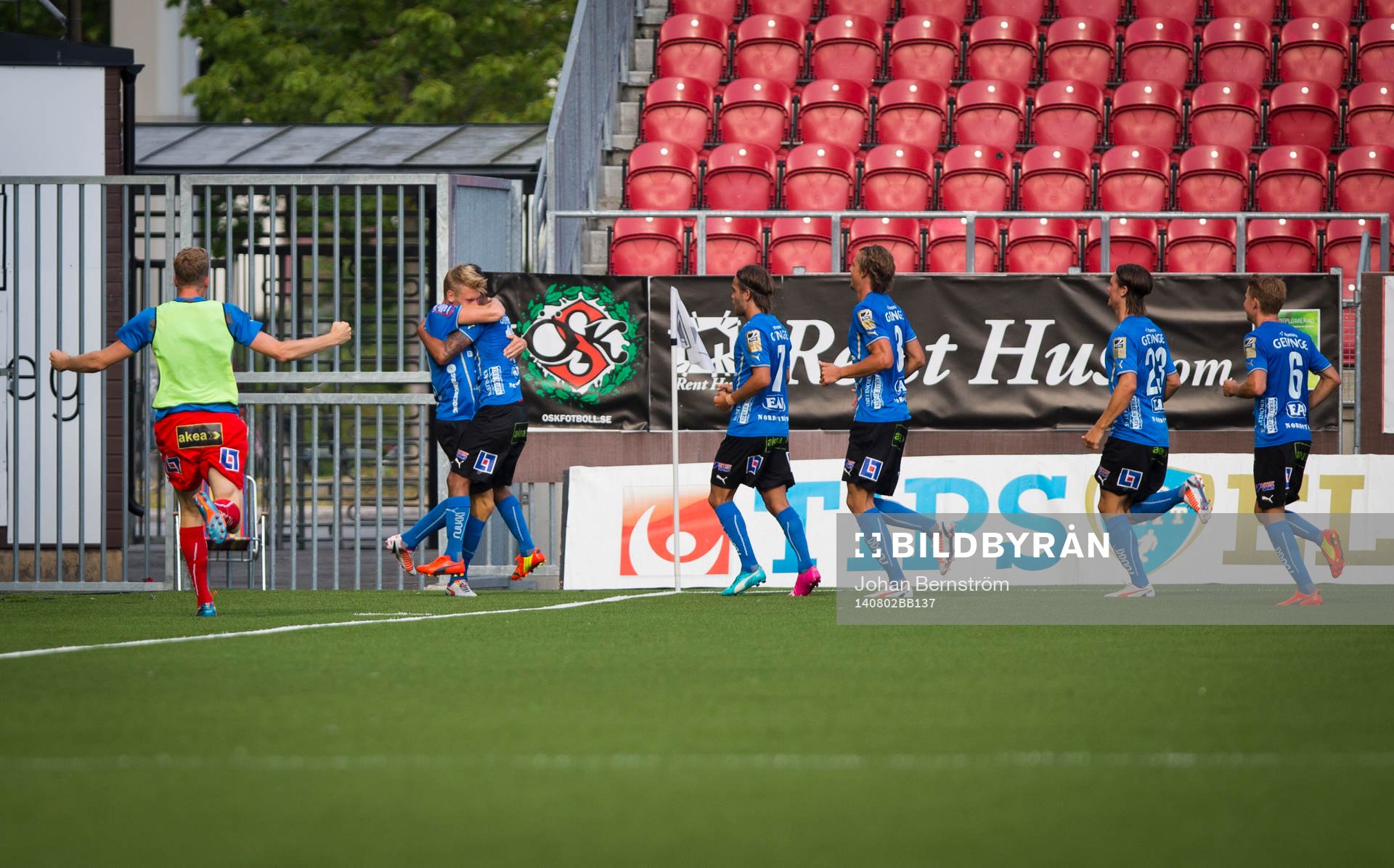 Halmstads Eric Smith gör 1-2 i slutet av matchen och jublar