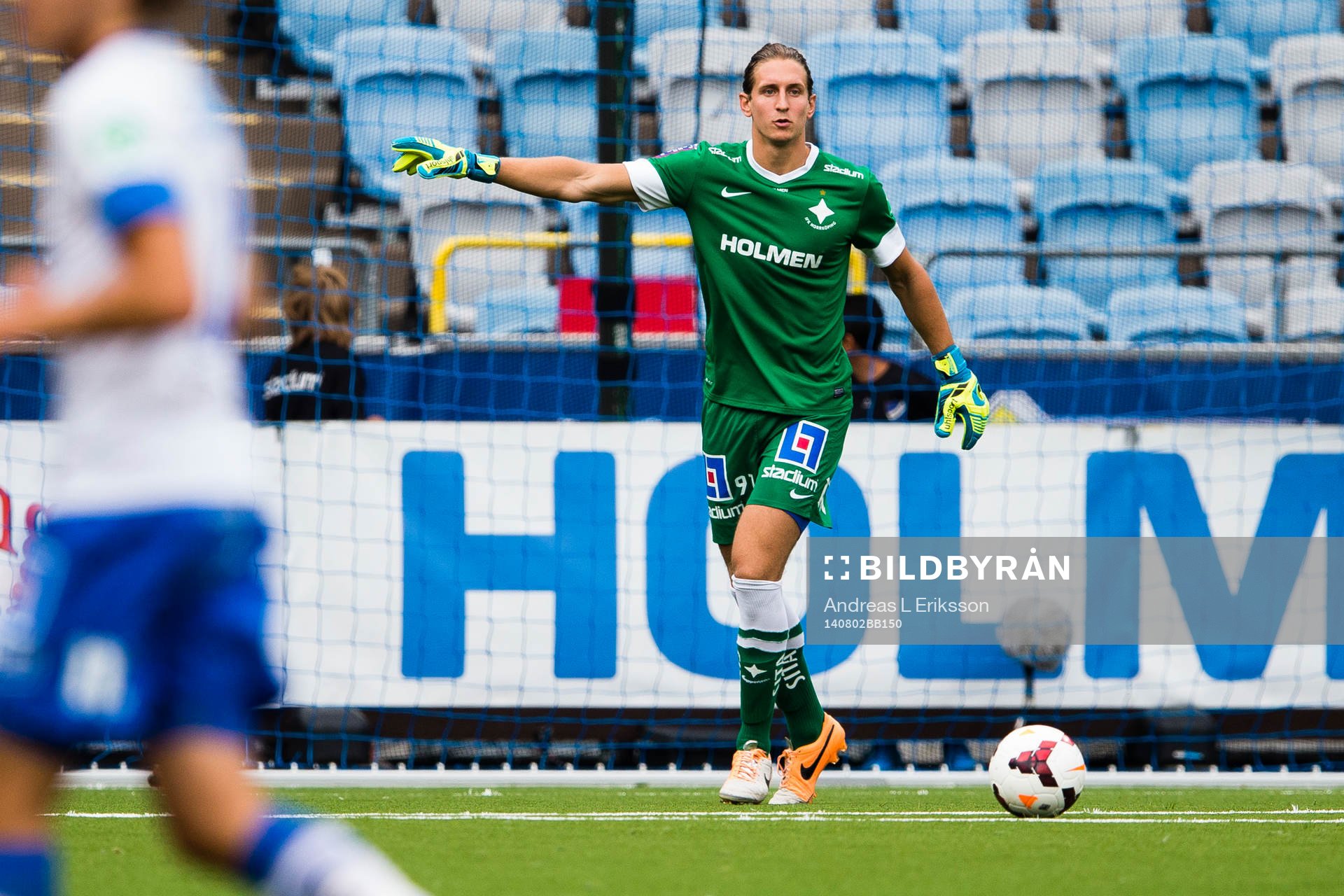 Norrköpings målvakt David Mitov Nilsson med bollen